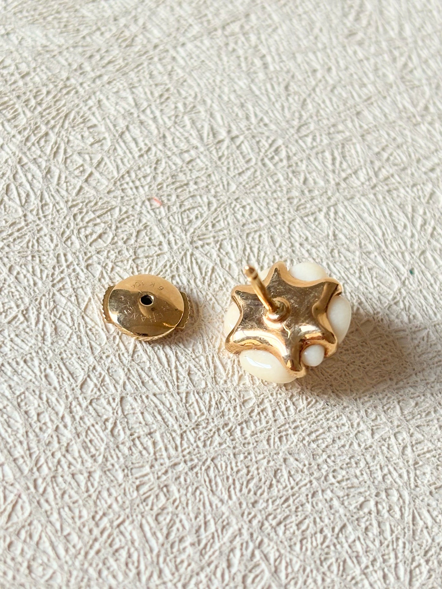 CHANEL Boucles d'oreilles Camélia