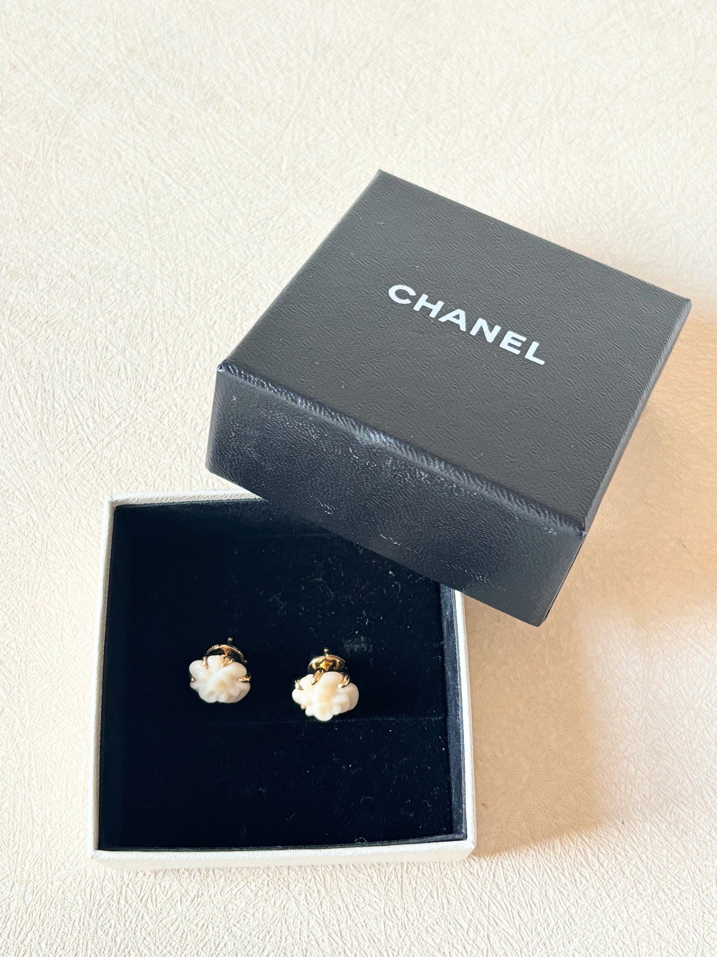 CHANEL Boucles d'oreilles Camélia