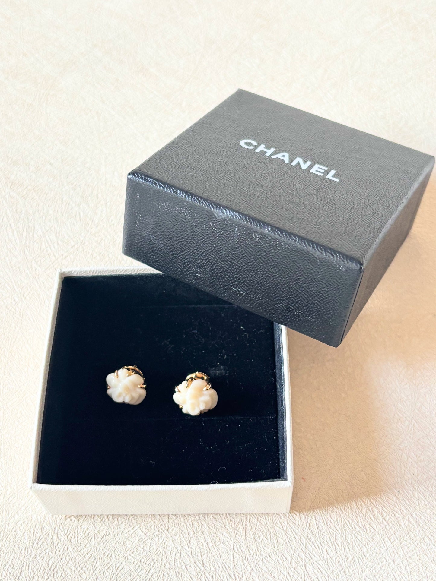 CHANEL Boucles d'oreilles Camélia
