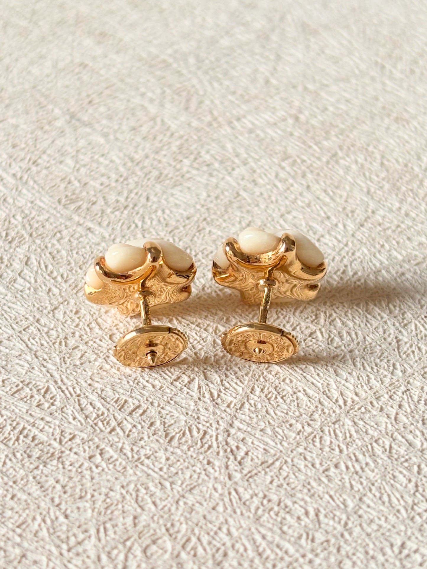 CHANEL Boucles d'oreilles Camélia