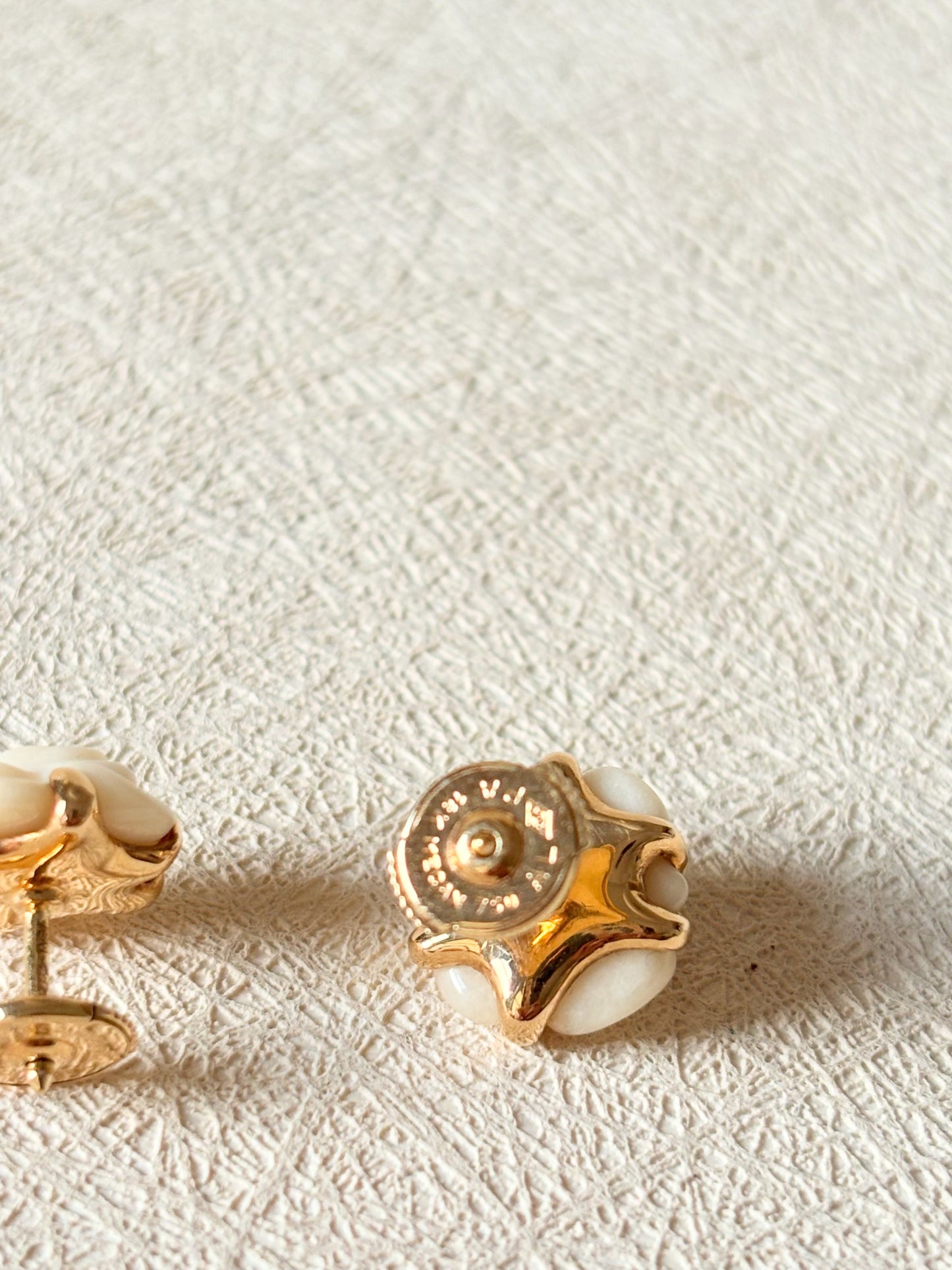 CHANEL Boucles d'oreilles Camélia