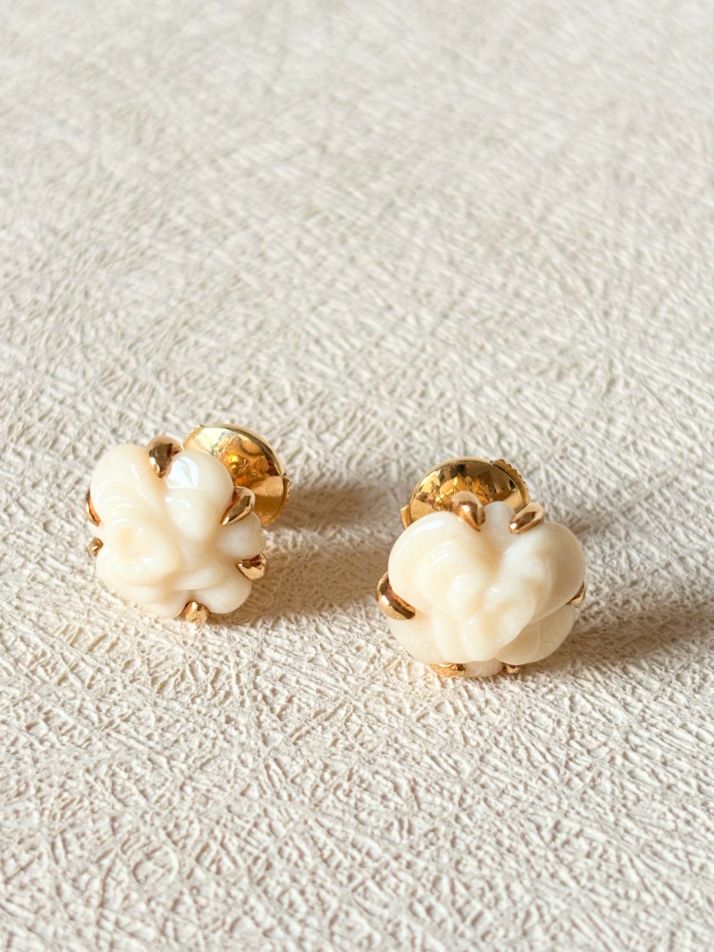 CHANEL Boucles d'oreilles Camélia
