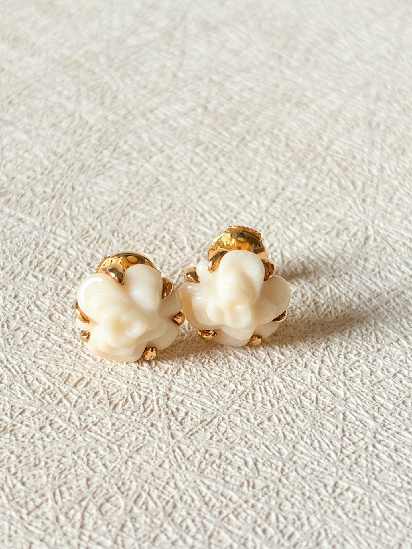 CHANEL Boucles d'oreilles Camélia