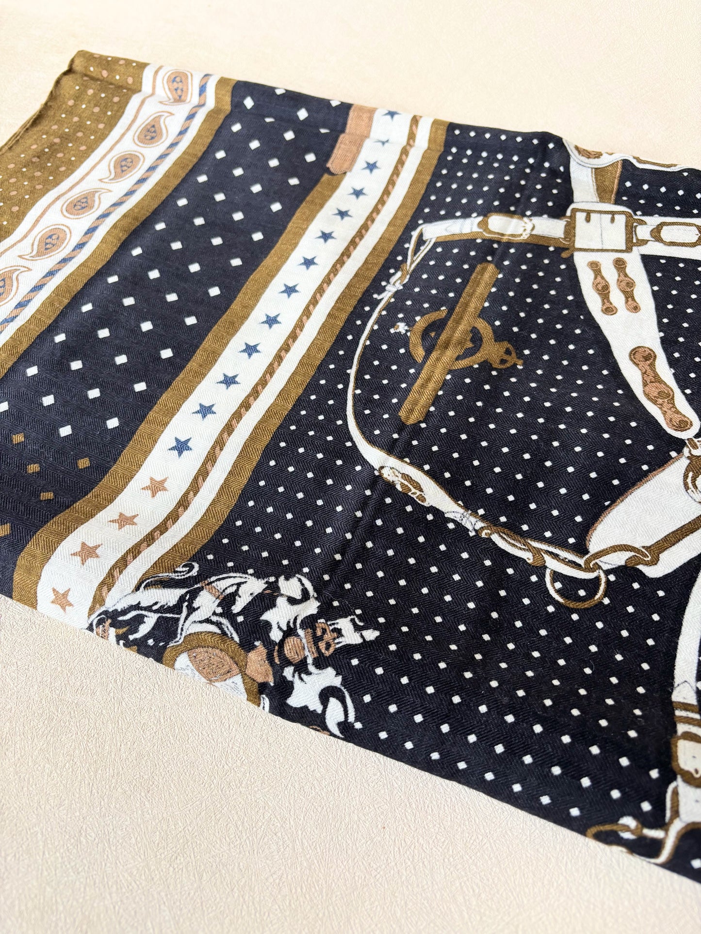 HERMÈS Châle Bandana