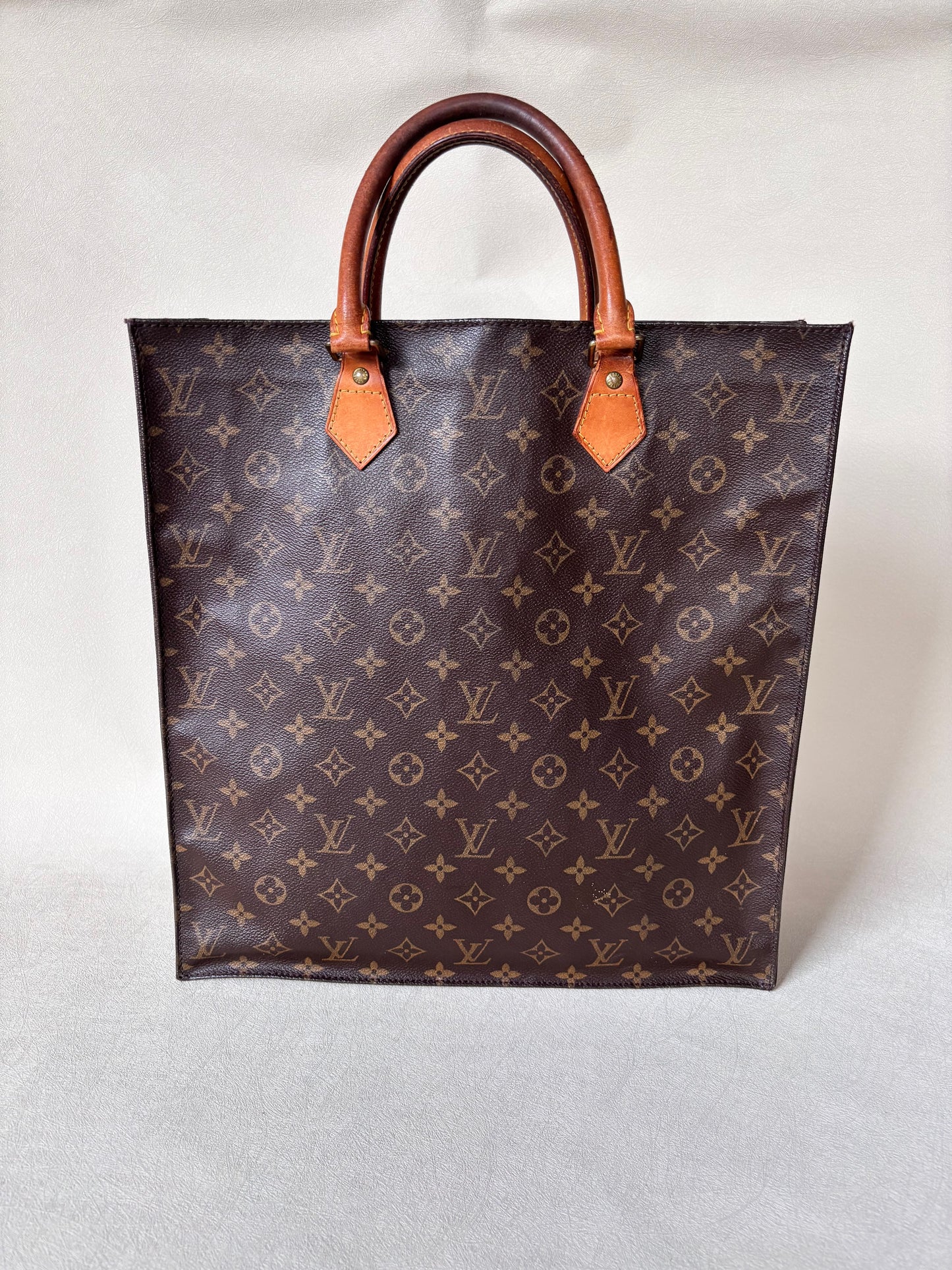 LOUIS VUITTON Sac plat