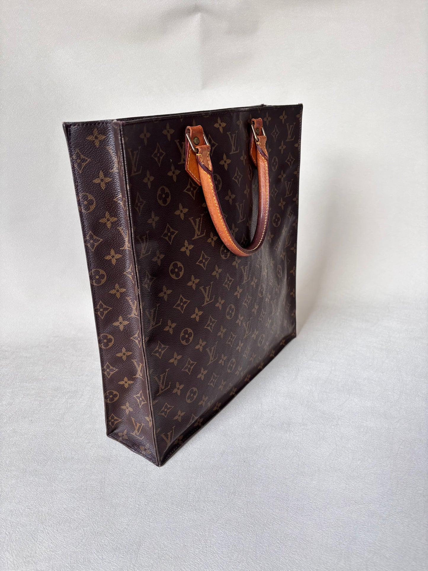 LOUIS VUITTON Sac plat