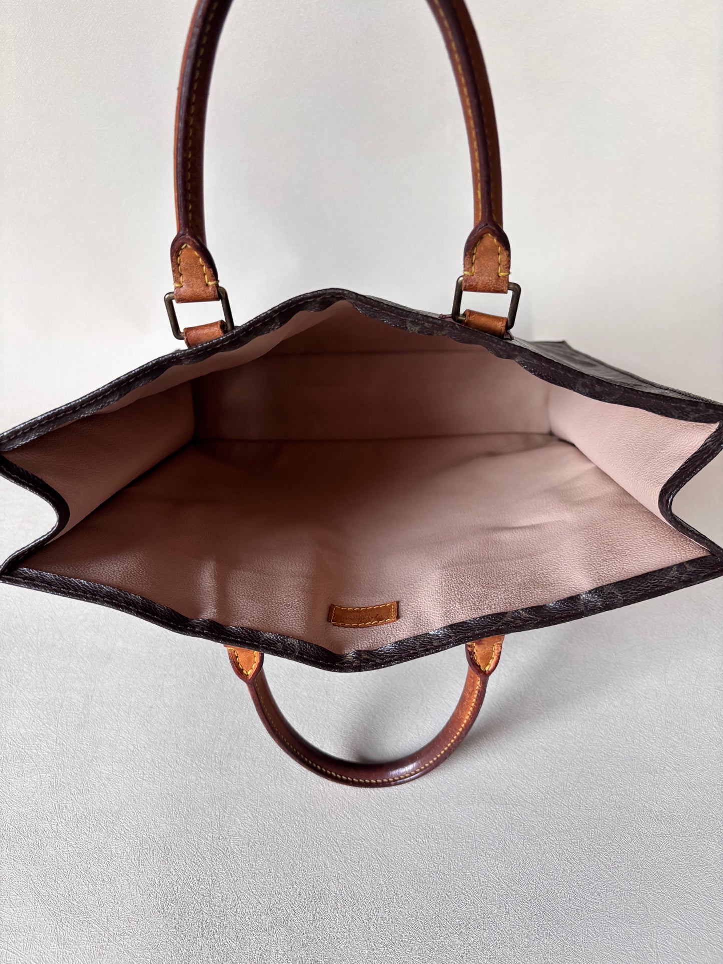 LOUIS VUITTON Sac plat