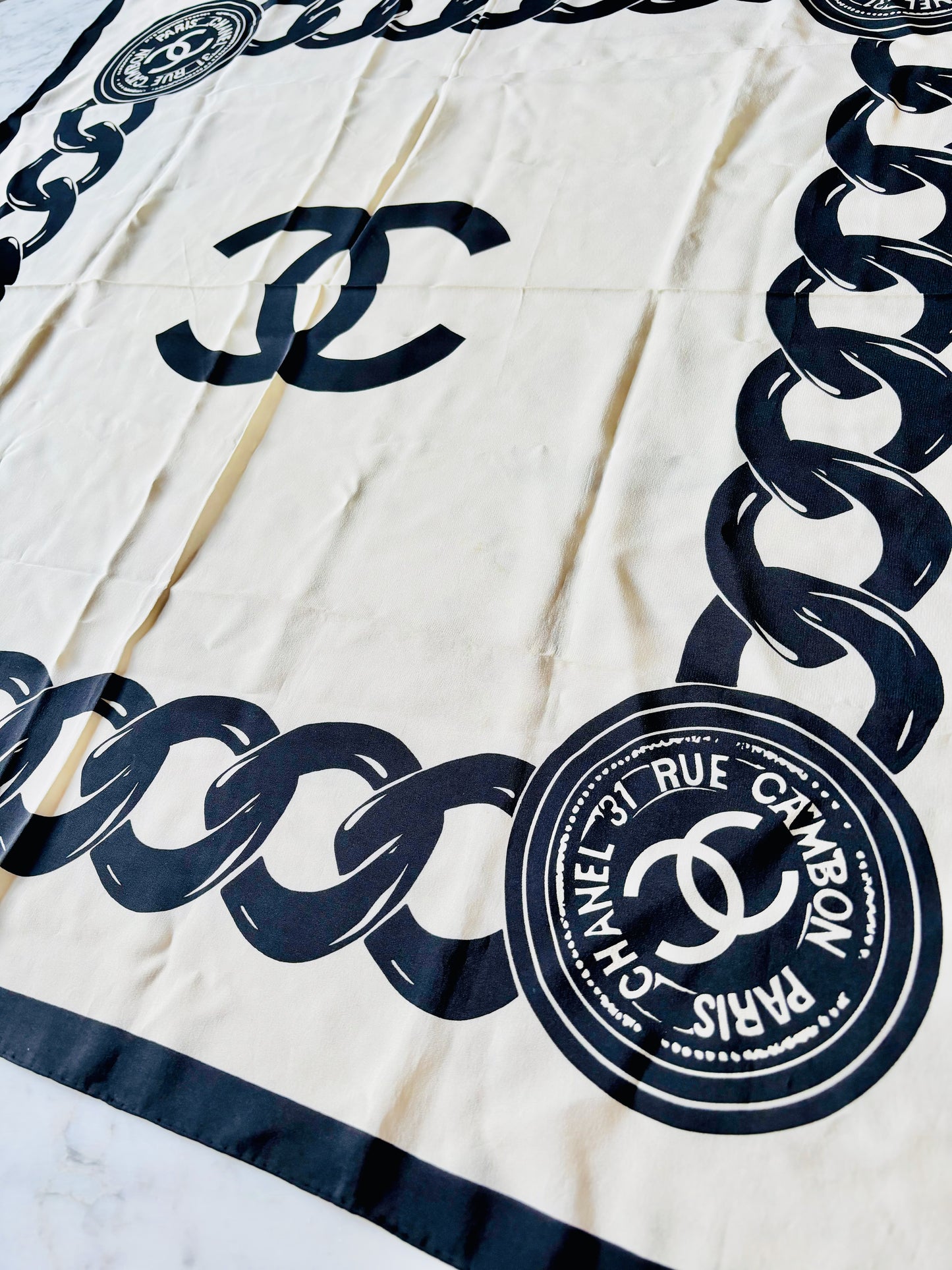 CHANEL Foulard en soie