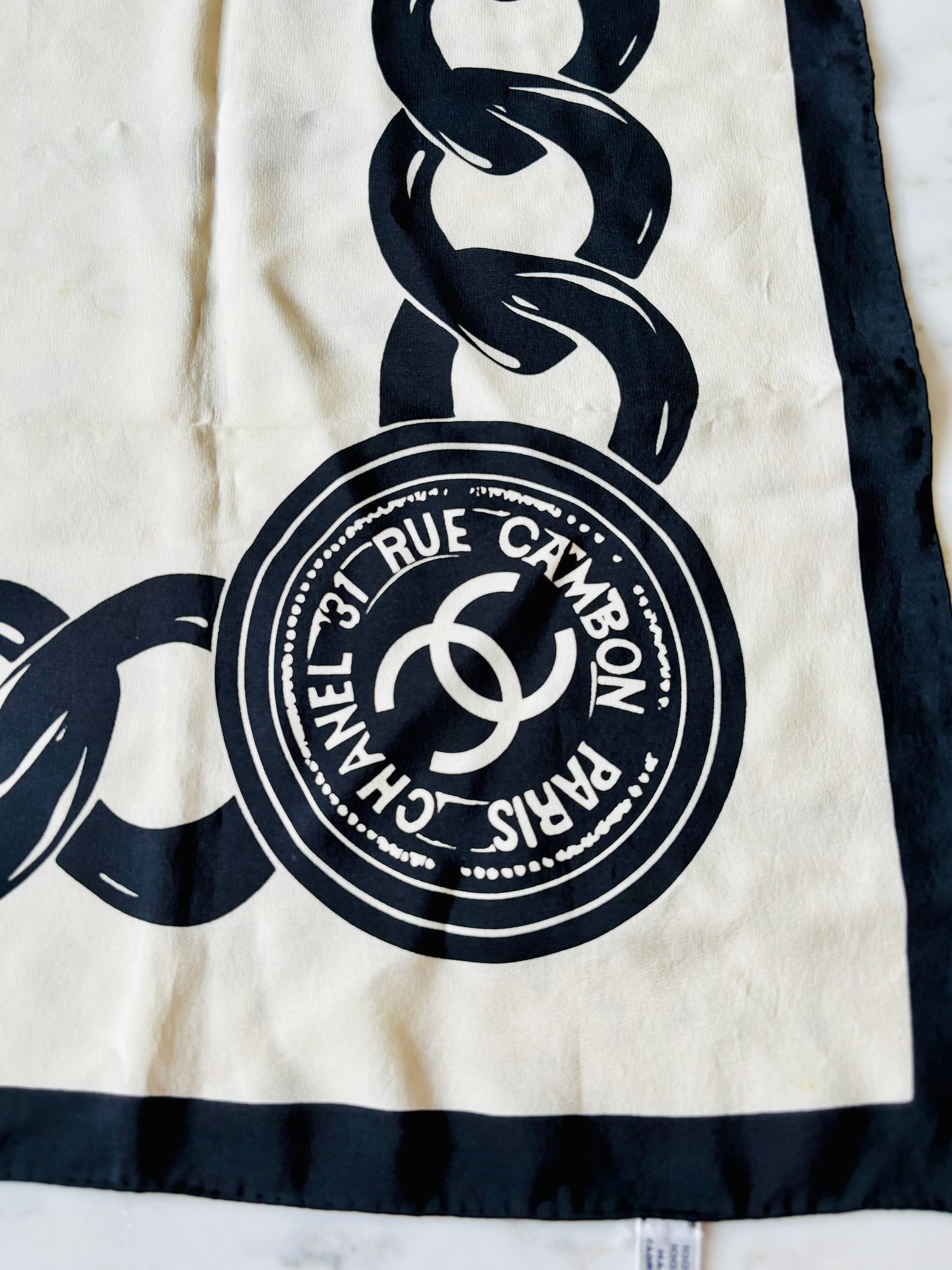 CHANEL Foulard en soie