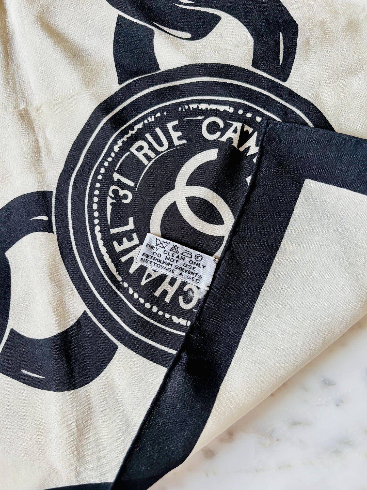 CHANEL Foulard en soie