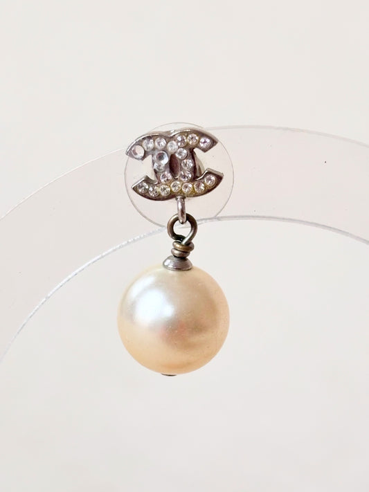CHANEL Boucle d'oreille solitaire