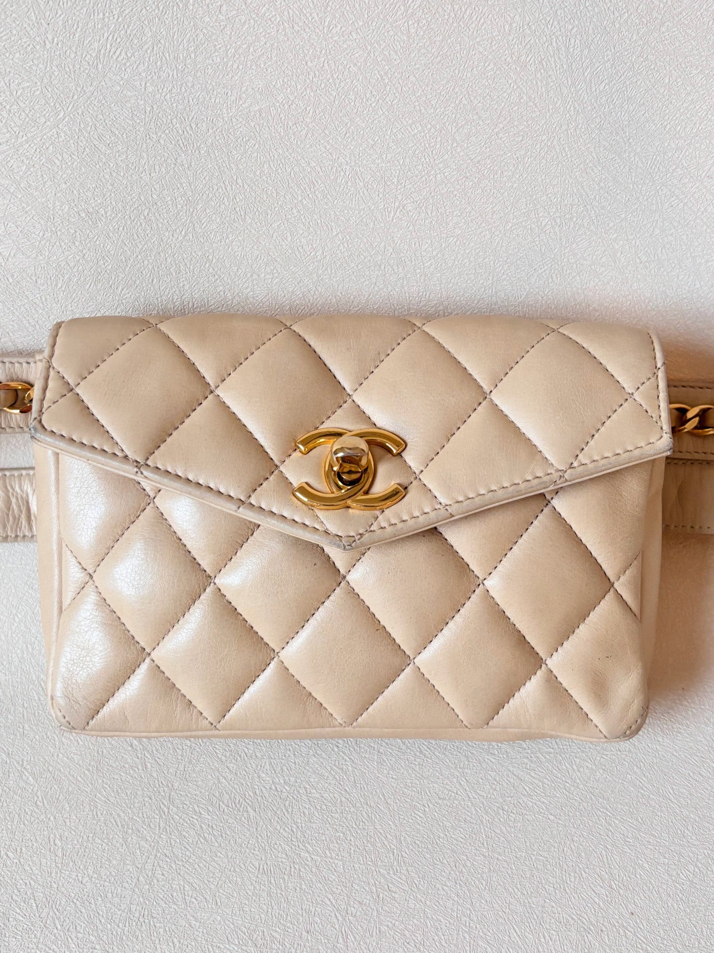 CHANEL Sac banane matelassé