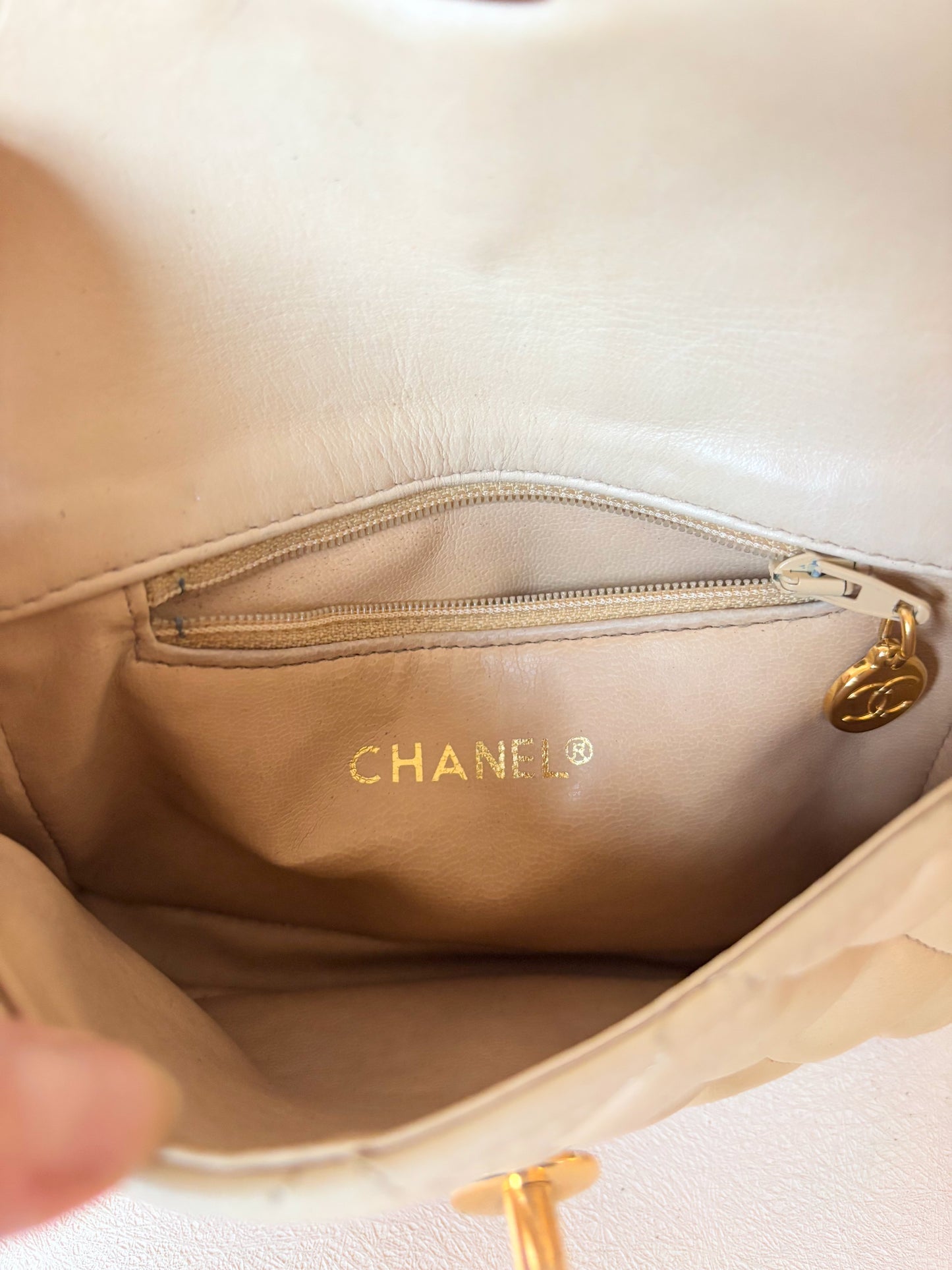 CHANEL Sac banane matelassé