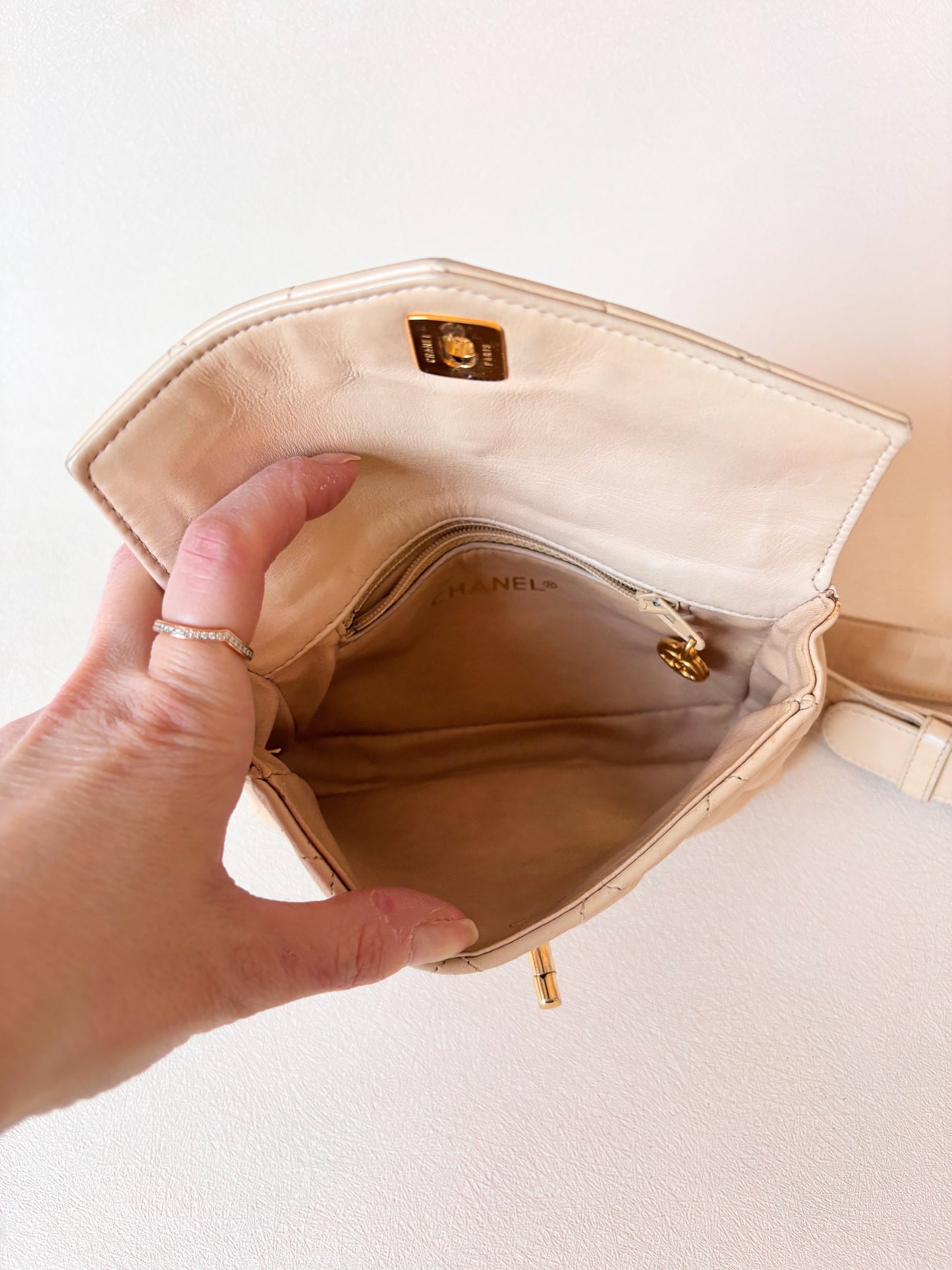 CHANEL Sac banane matelassé