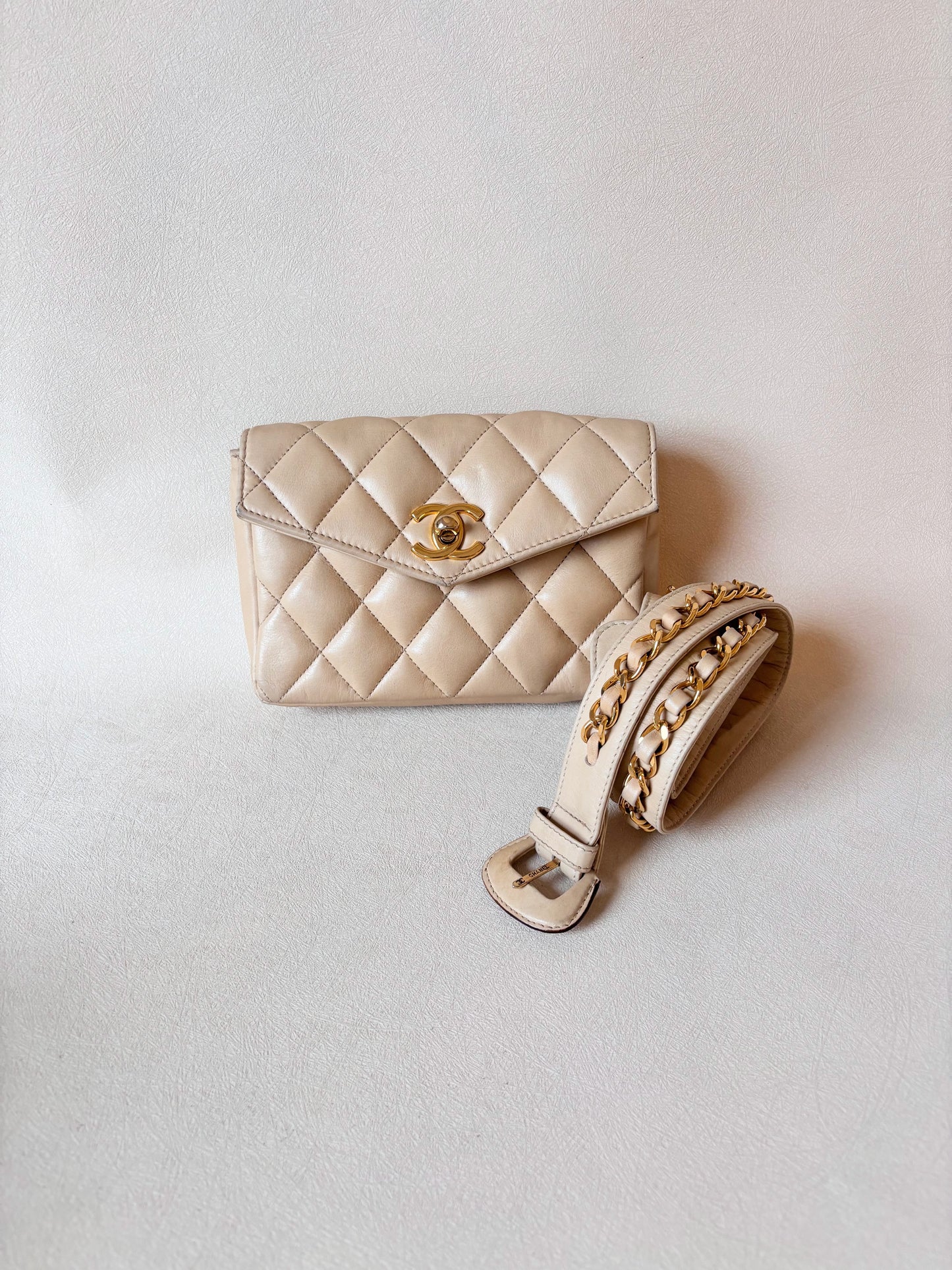 CHANEL Sac banane matelassé