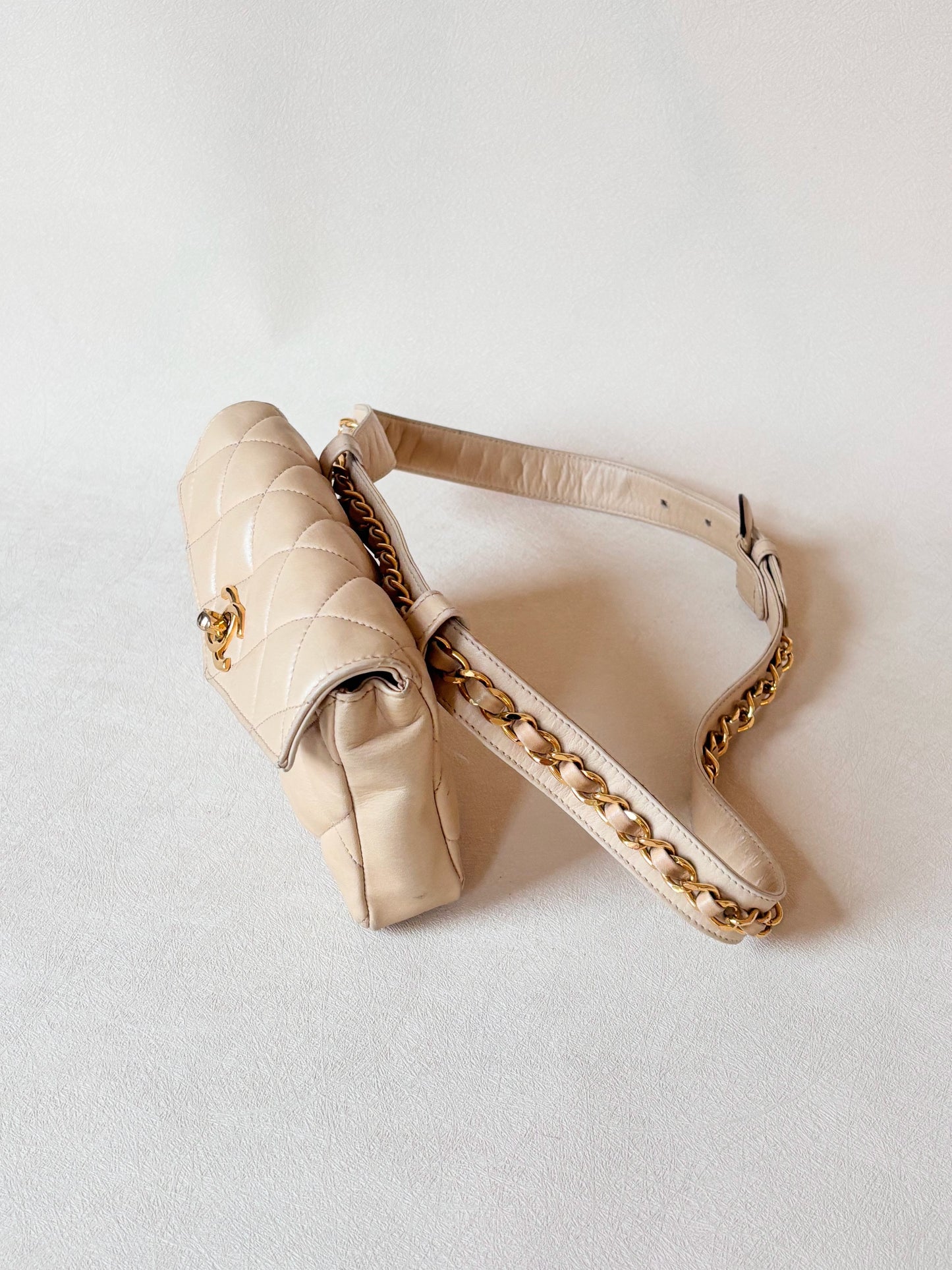 CHANEL Sac banane matelassé