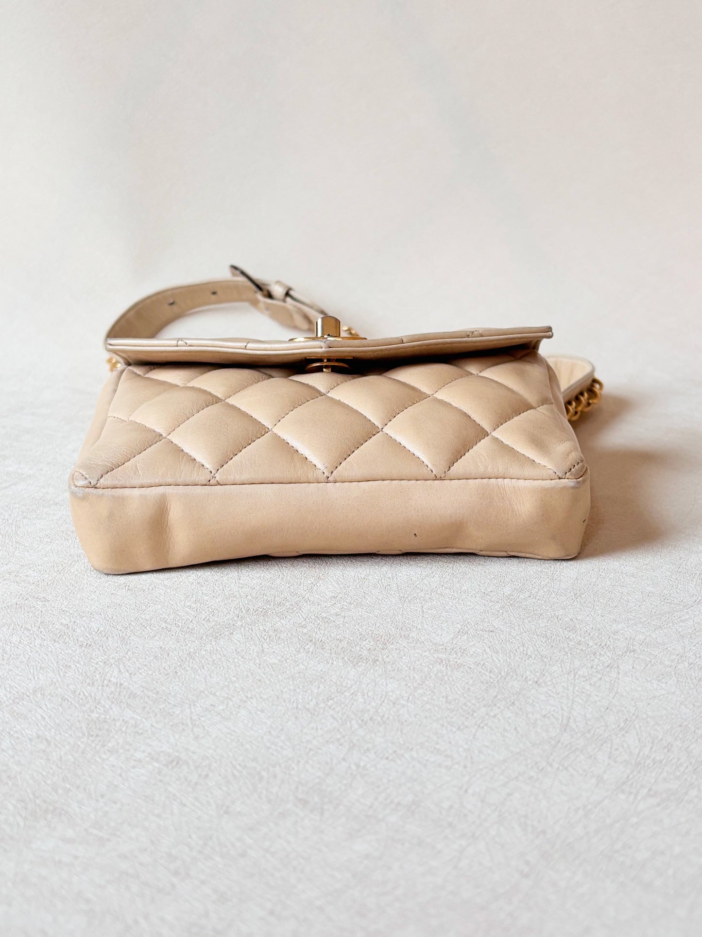 CHANEL Sac banane matelassé