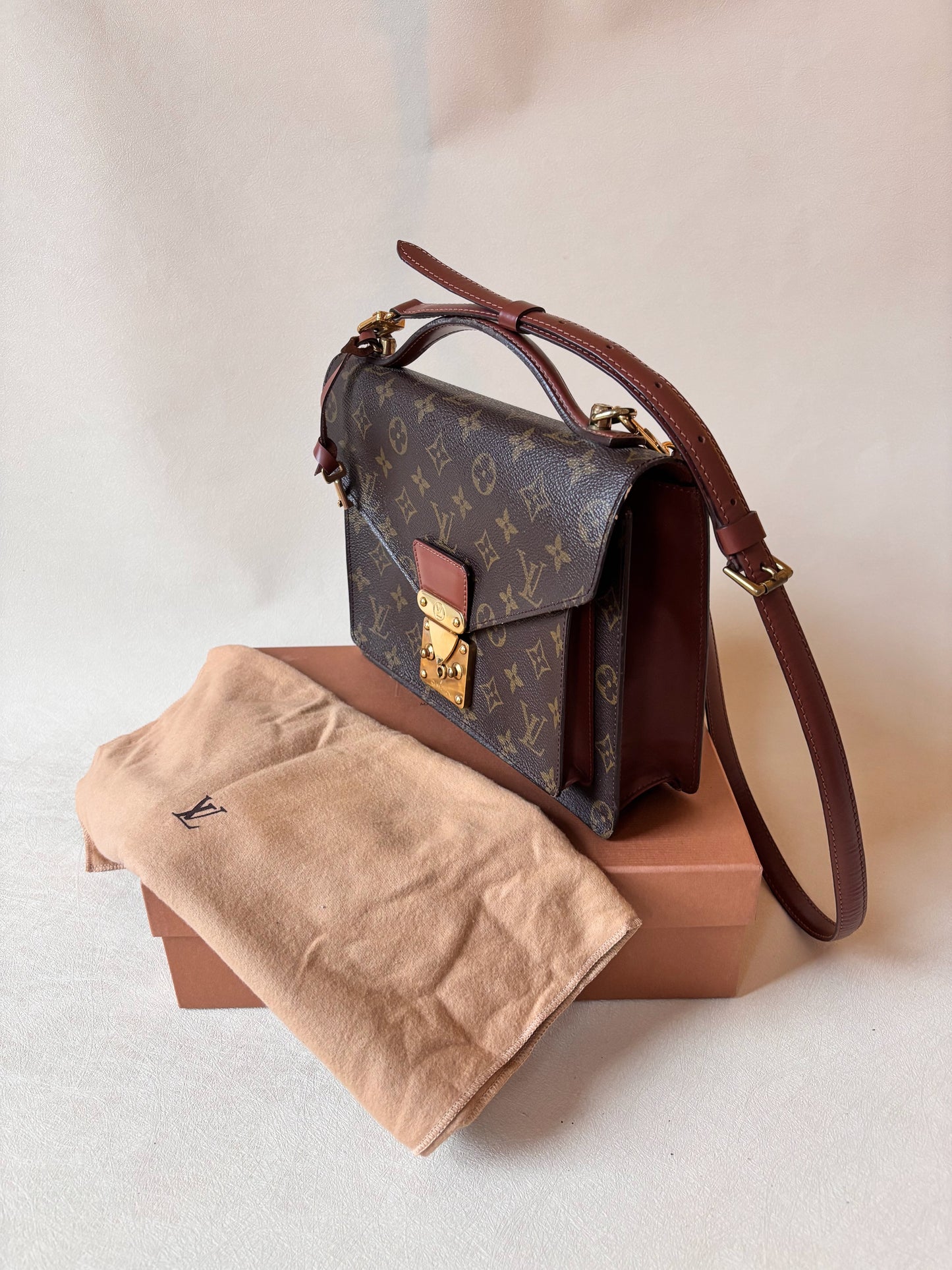 LOUIS VUITTON Sac Monceau 26