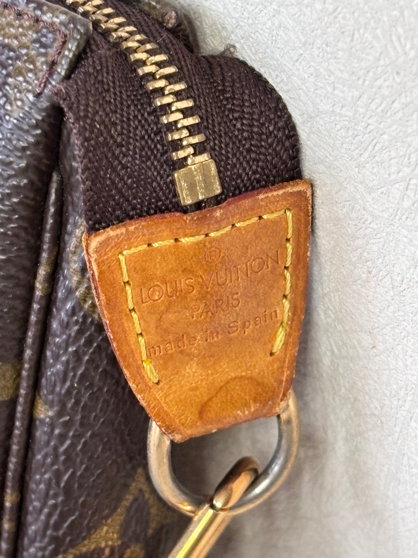 LOUIS VUITTON Pochette Accessoire