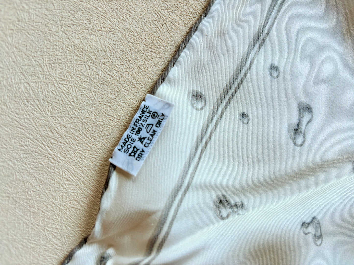HERMÈS Foulard Pointu