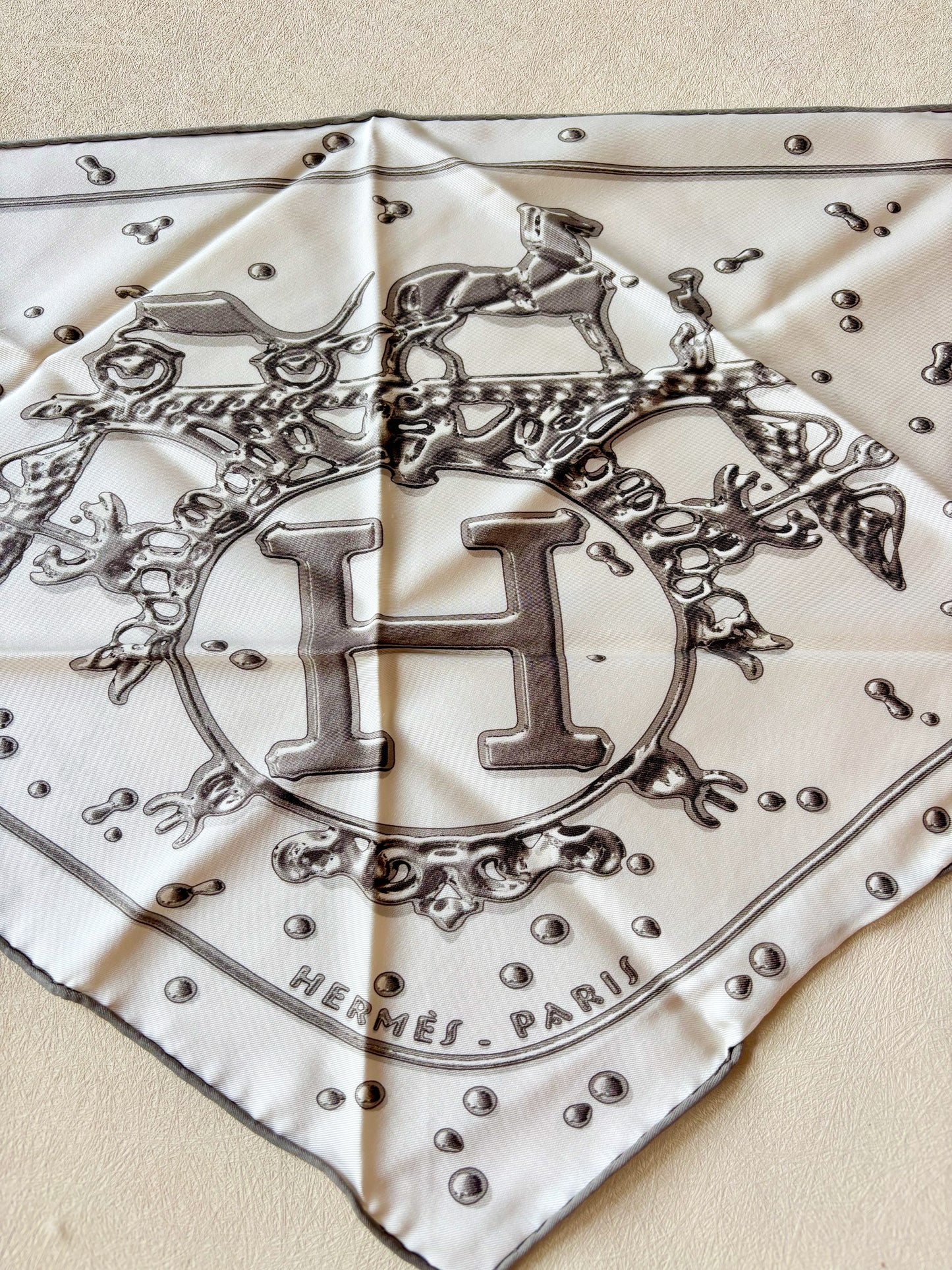 HERMÈS Foulard Pointu