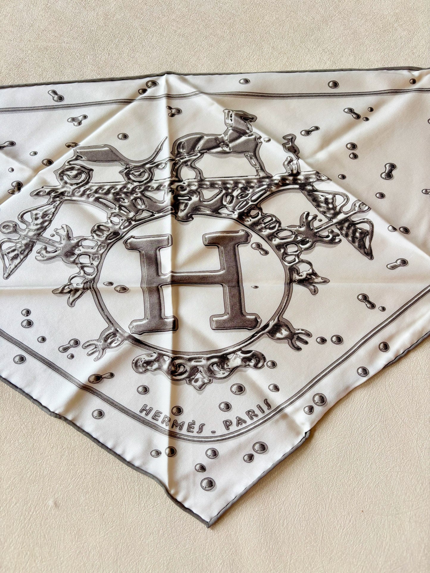 HERMÈS Foulard Pointu