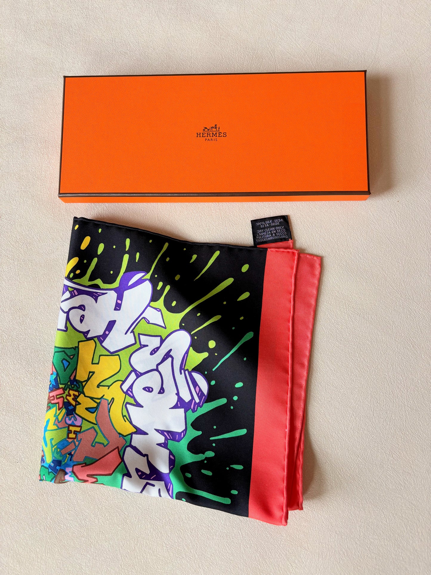 HERMÈS Petit carré Graffiti