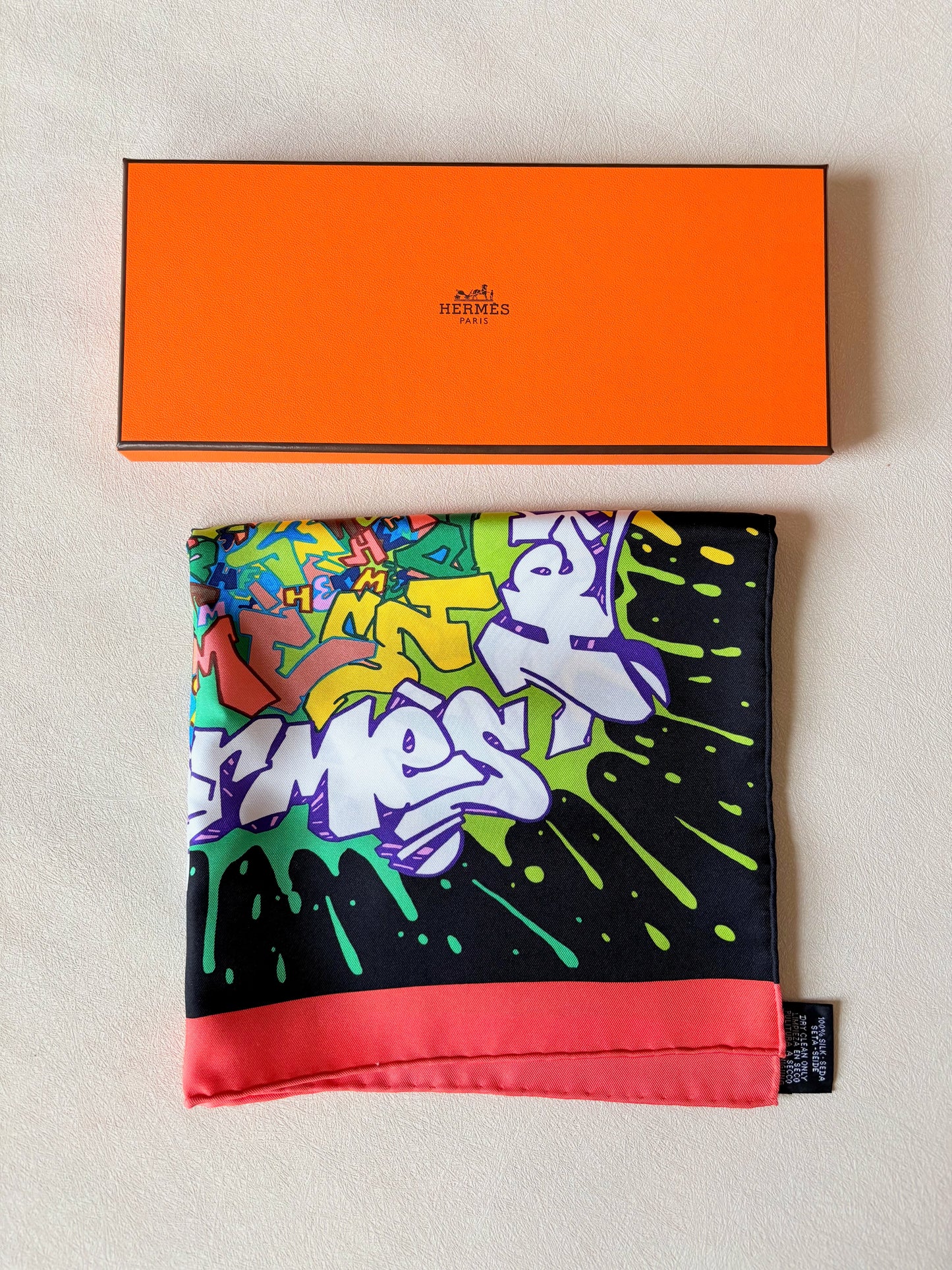 HERMÈS Petit carré Graffiti