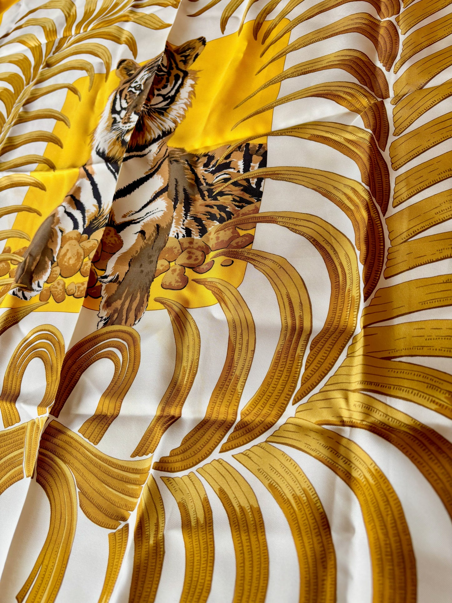 HERMÈS Carré Tigre royal