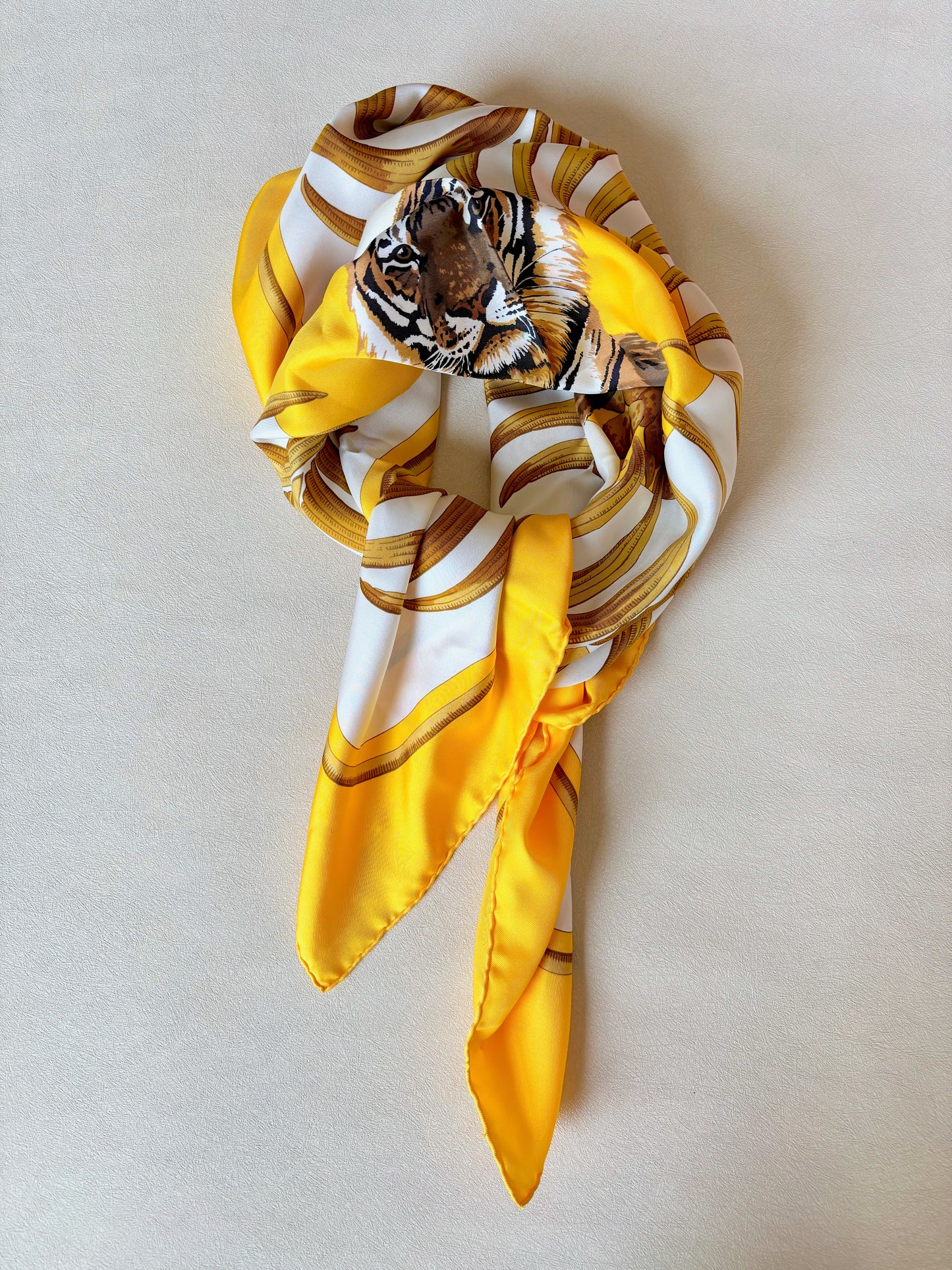 HERMÈS Carré Tigre royal