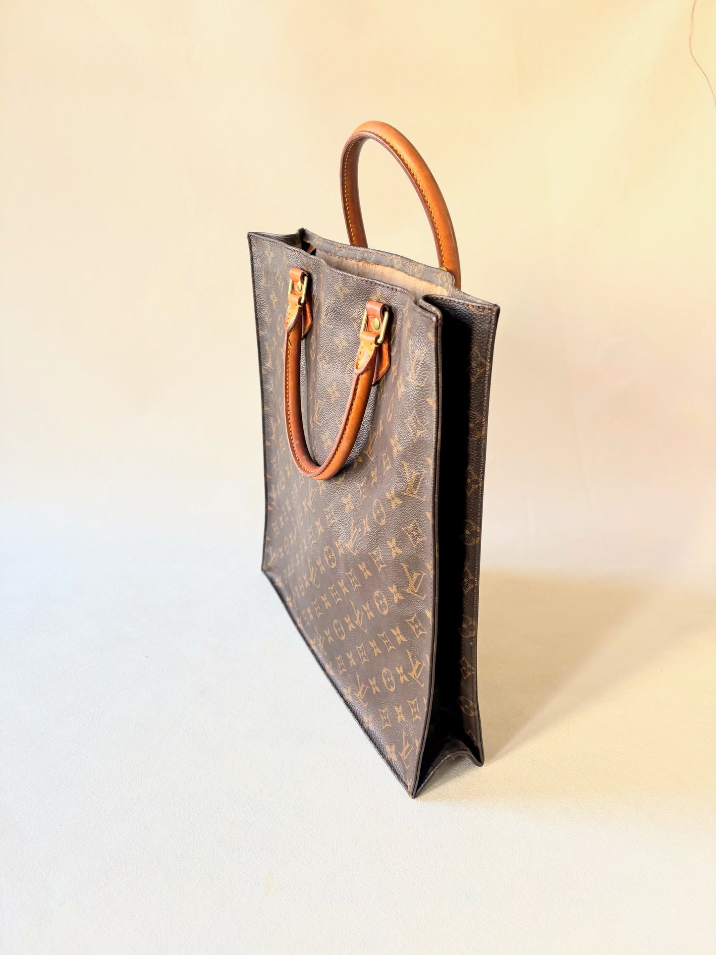 LOUIS VUITTON Sac plat