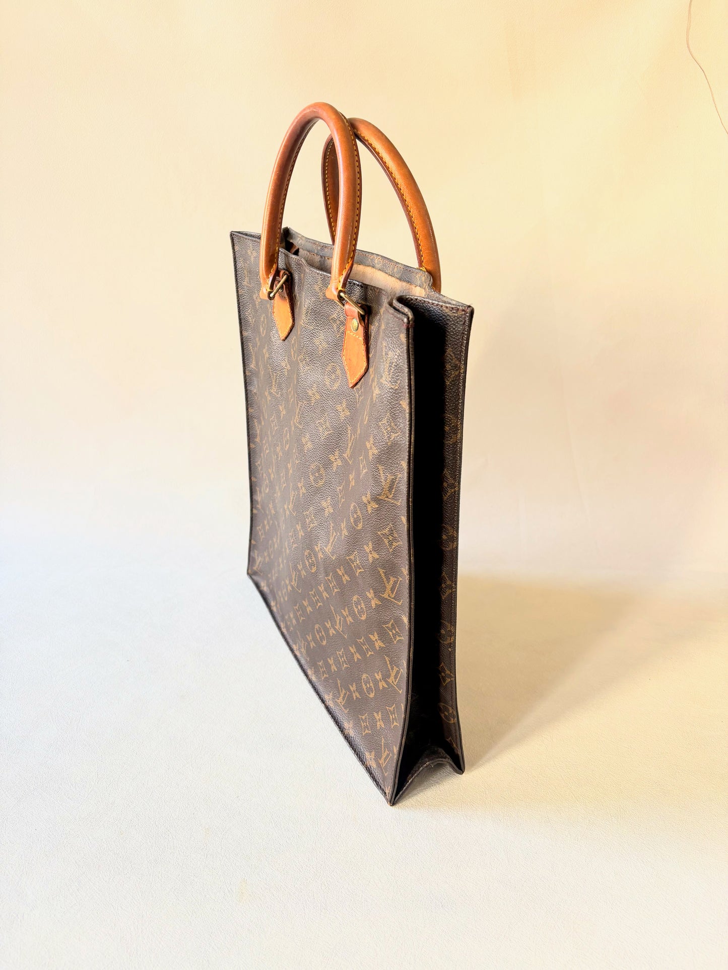 LOUIS VUITTON Sac plat