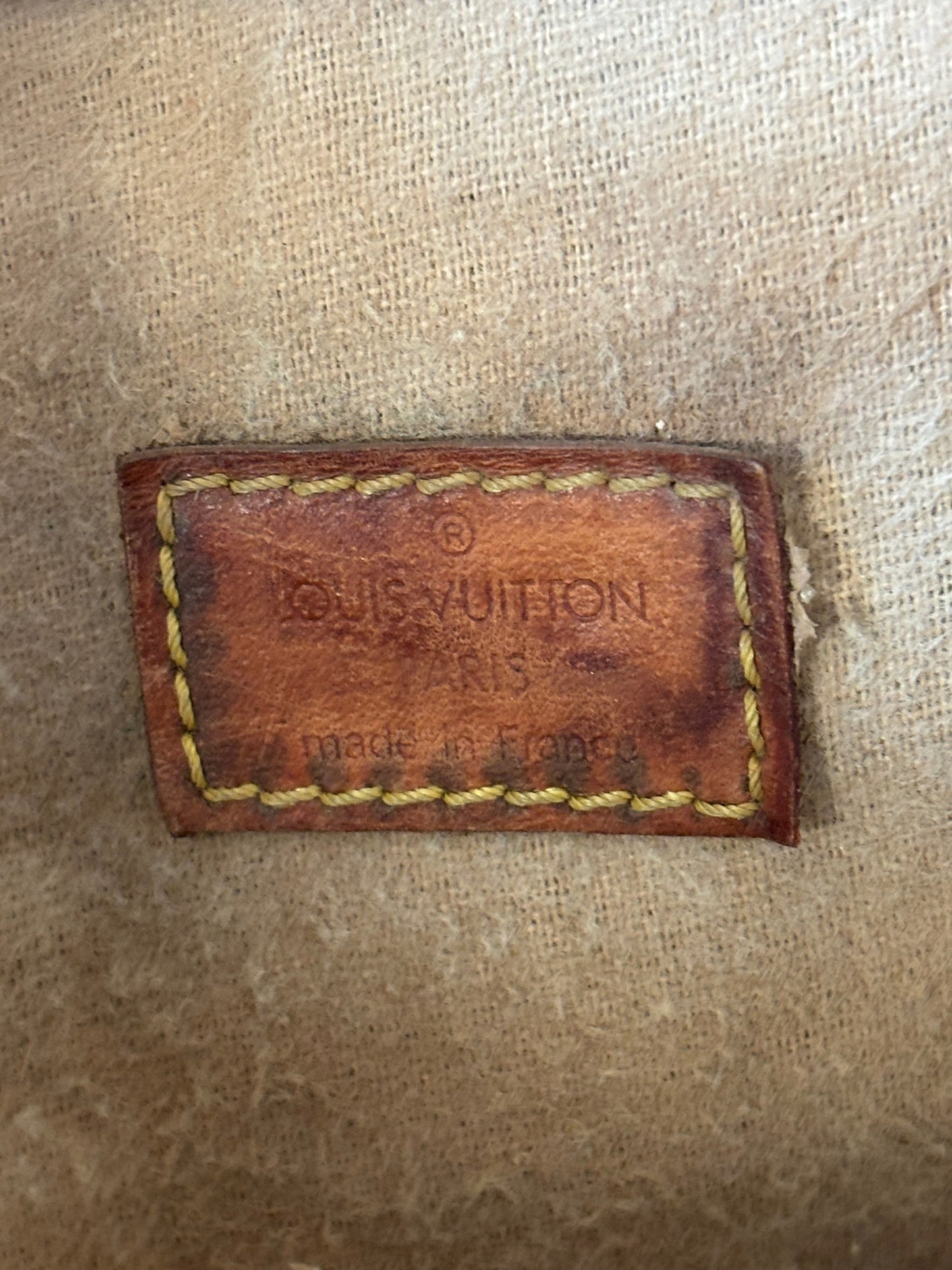LOUIS VUITTON Sac plat
