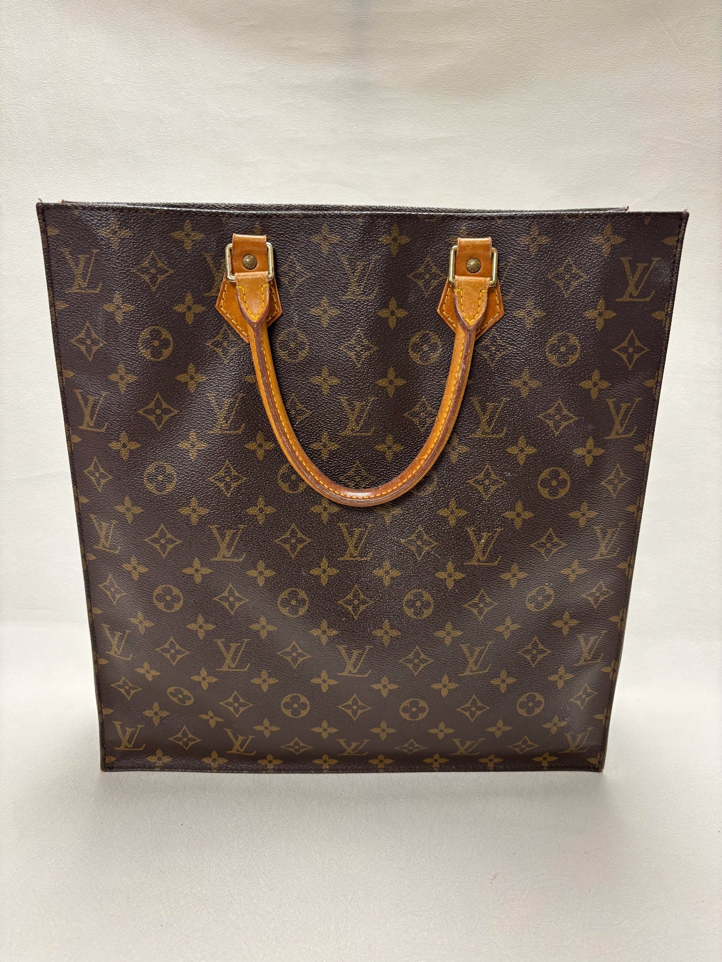 LOUIS VUITTON Sac plat