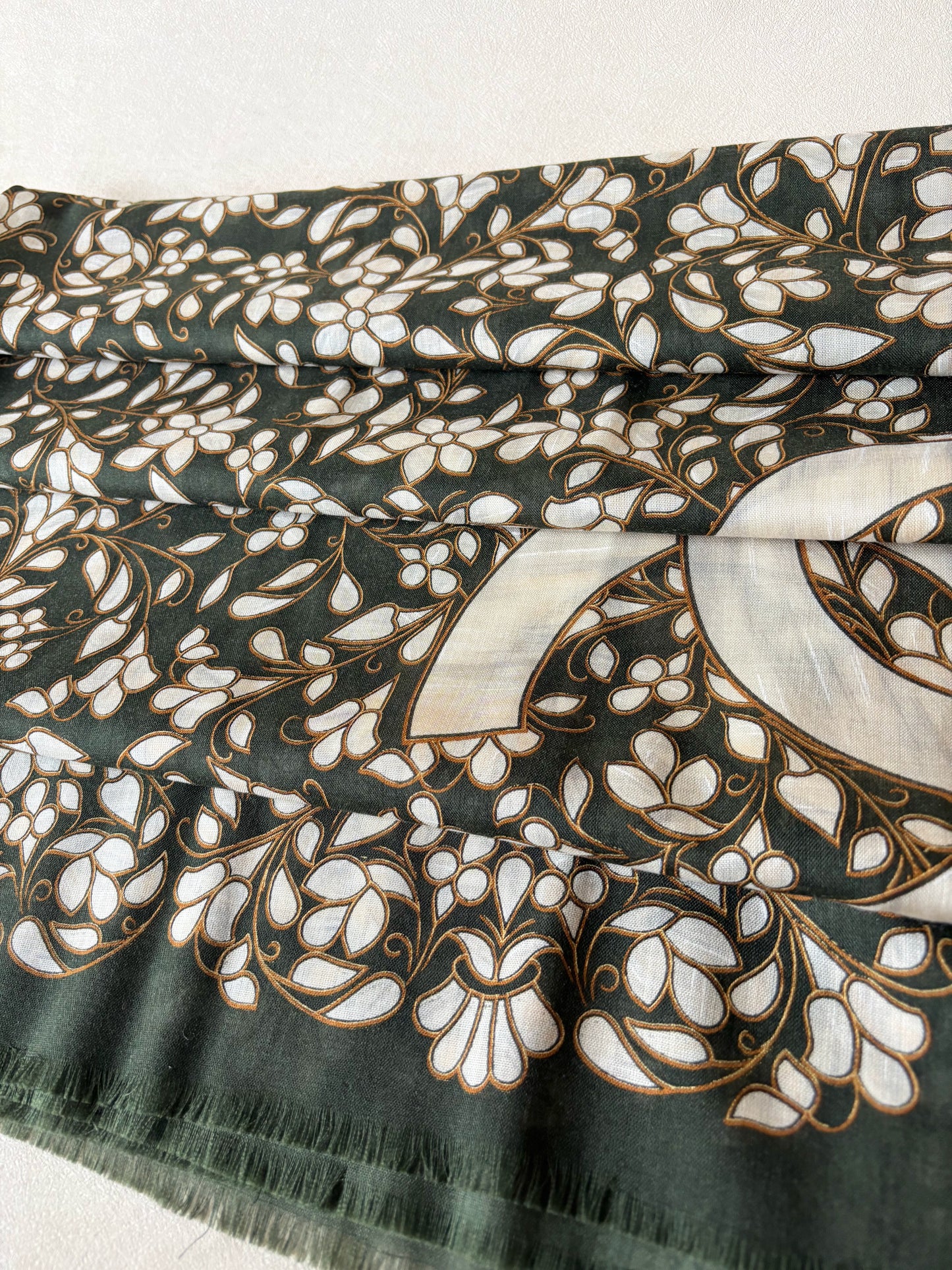 CHANEL Maxi châle