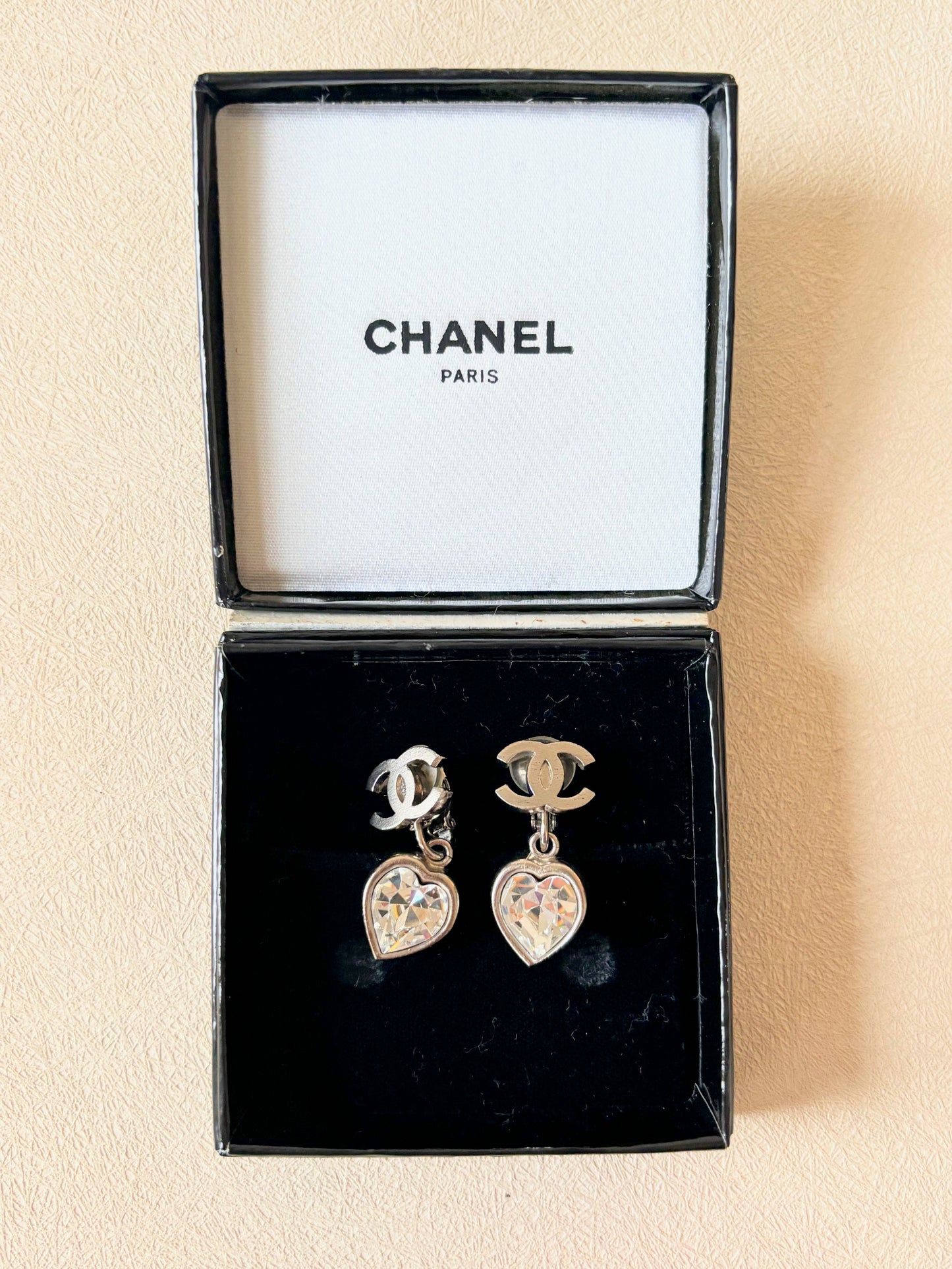 CHANEL Boucles d'oreilles coeurs