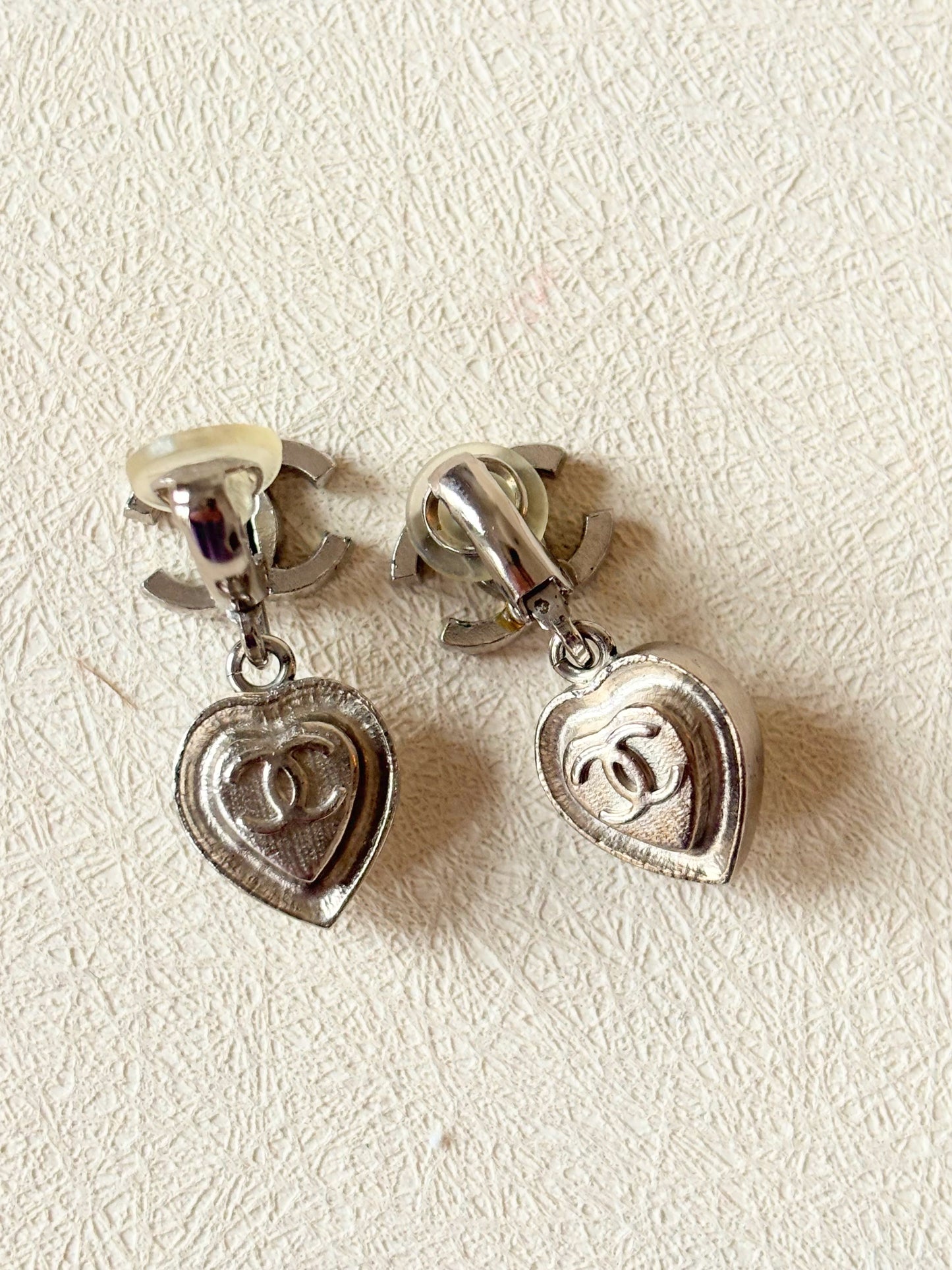 CHANEL Boucles d'oreilles coeurs