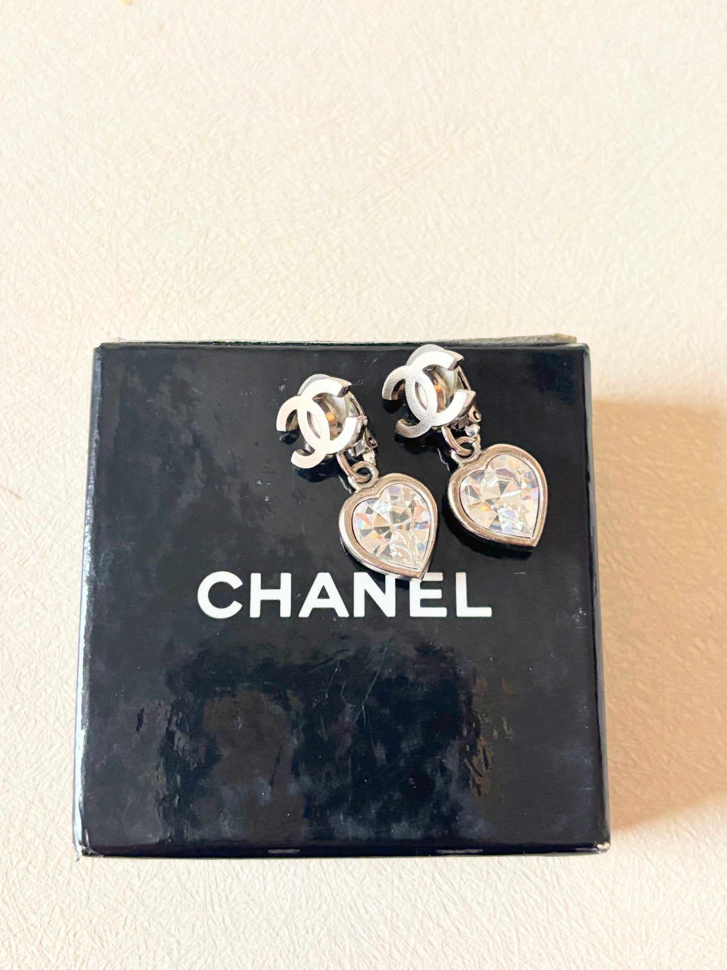 CHANEL Boucles d'oreilles coeurs