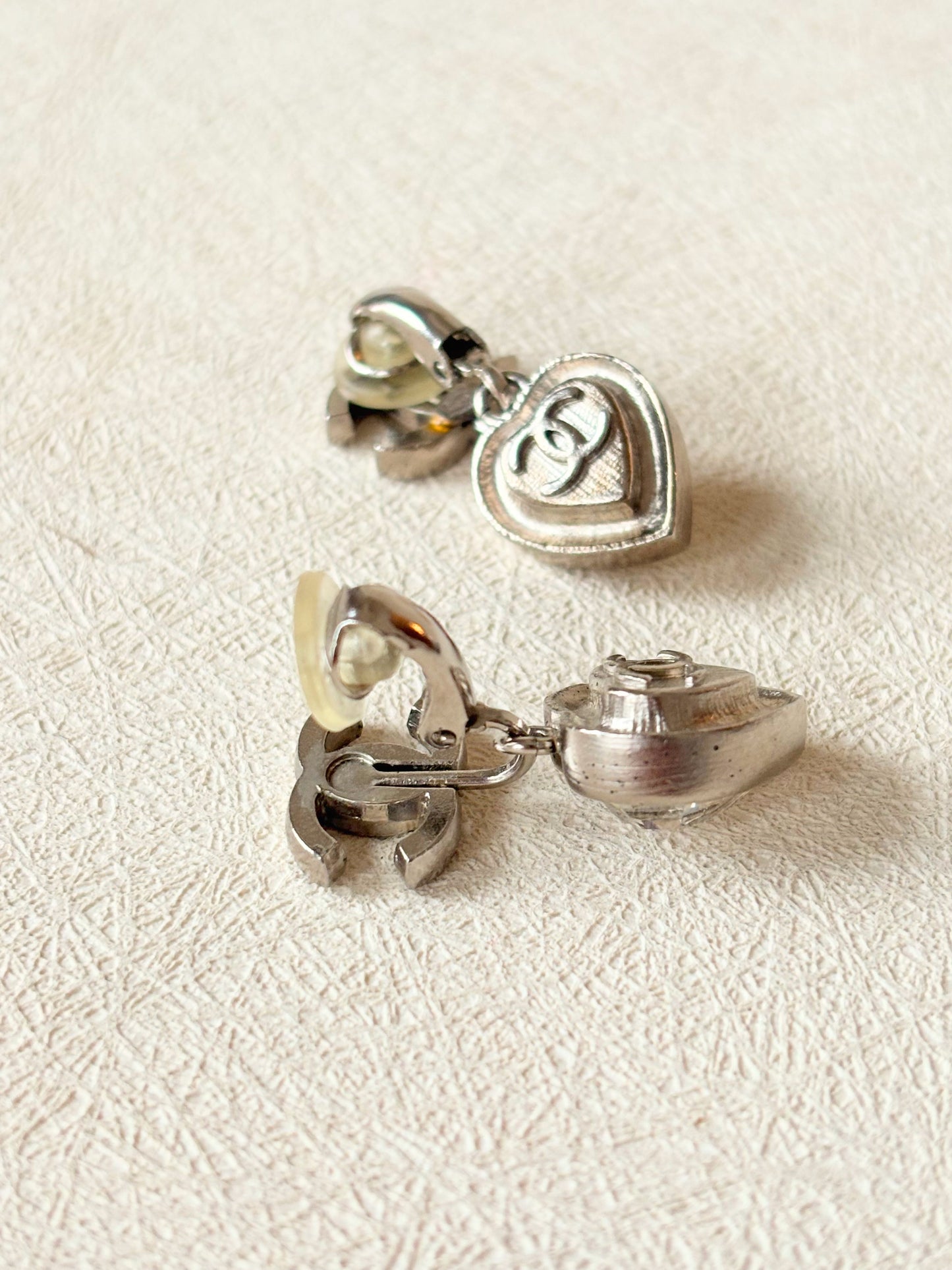 CHANEL Boucles d'oreilles coeurs