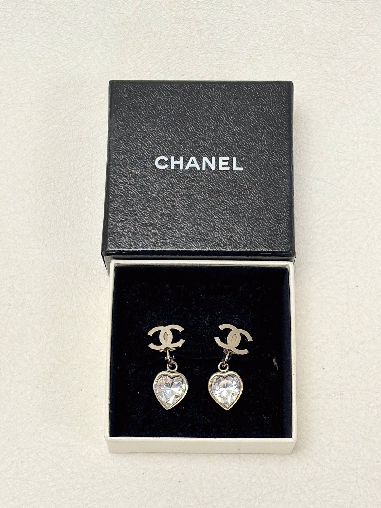 CHANEL Boucles d'oreilles coeurs
