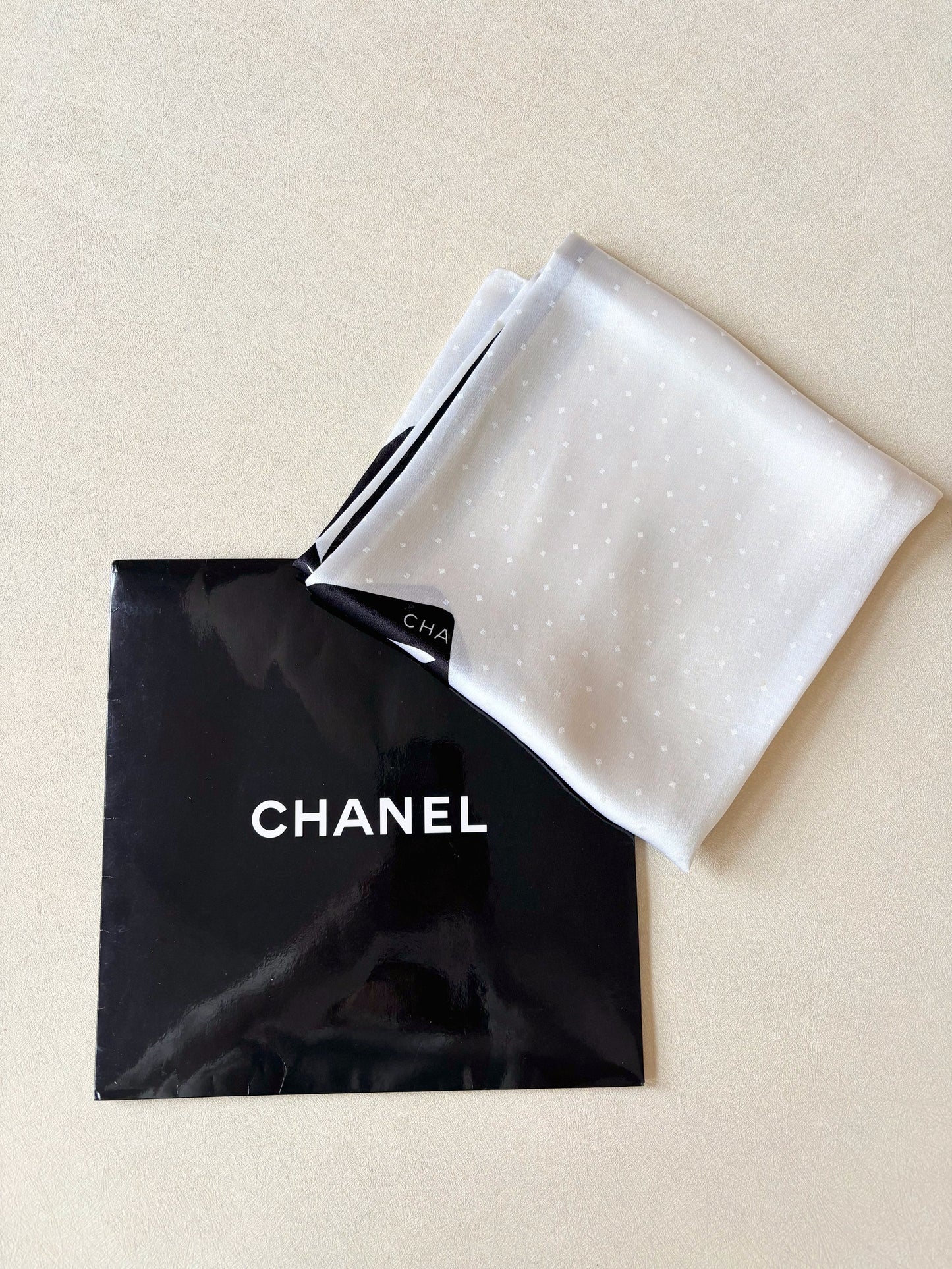 CHANEL Carré en soie