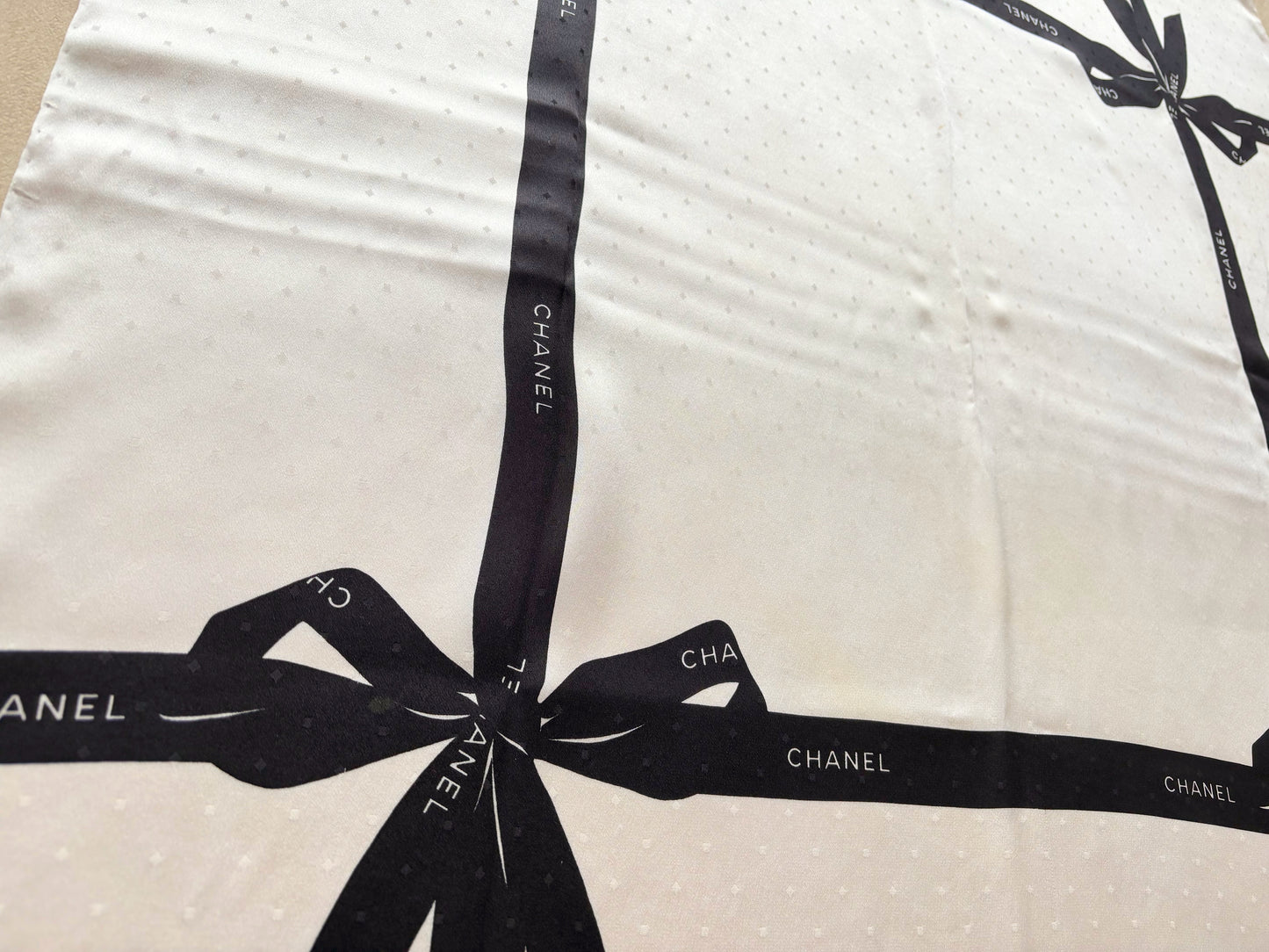 CHANEL Carré en soie