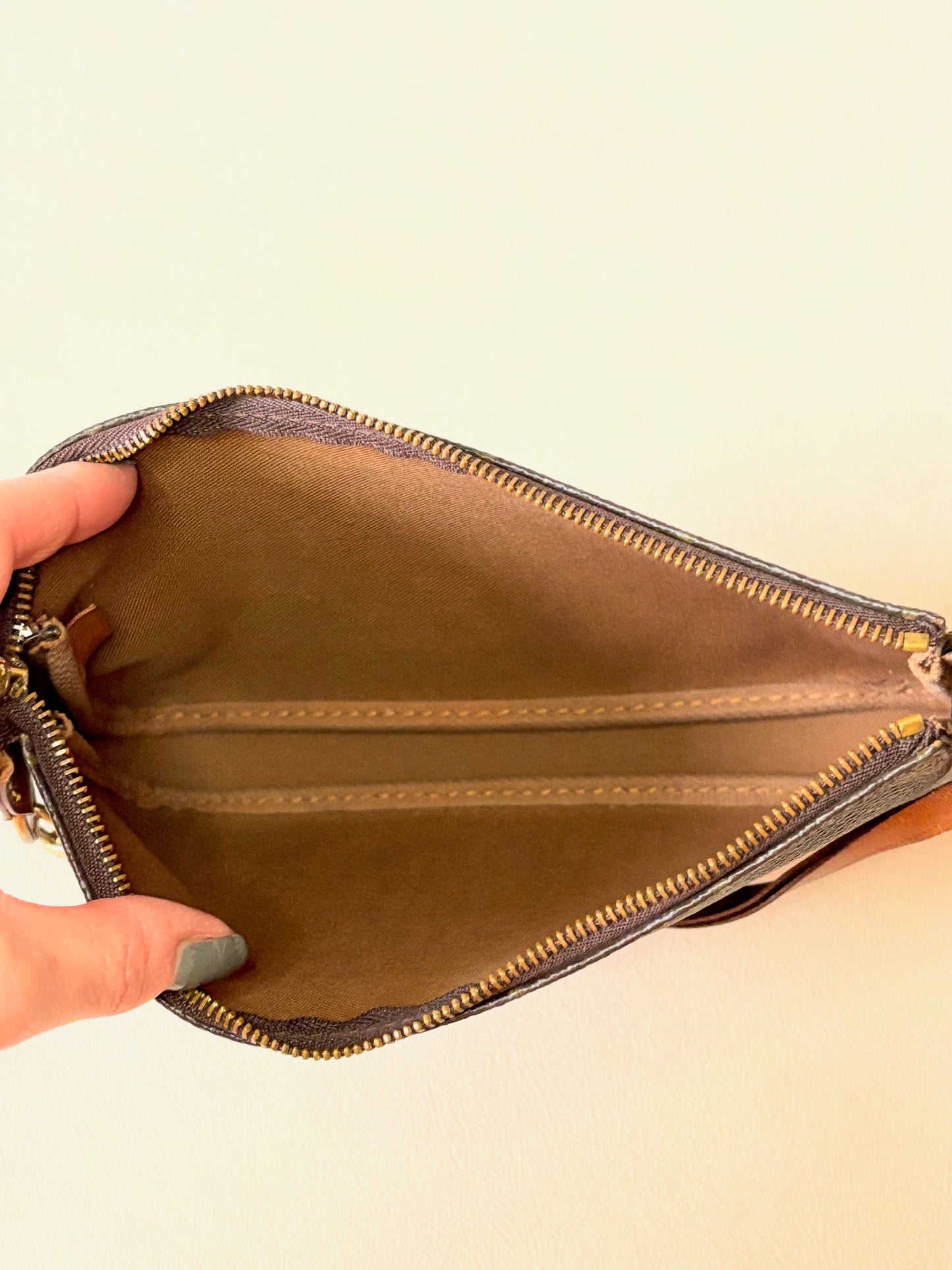 LOUIS VUITTON Pochette Accessoires