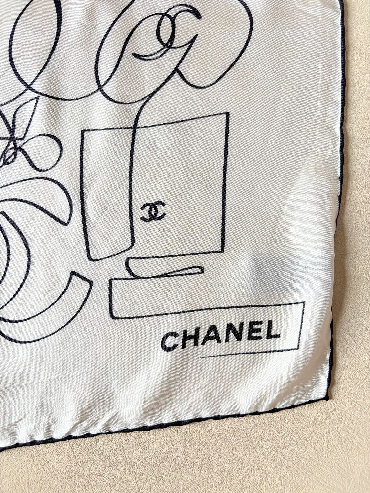 CHANEL Carré en soie