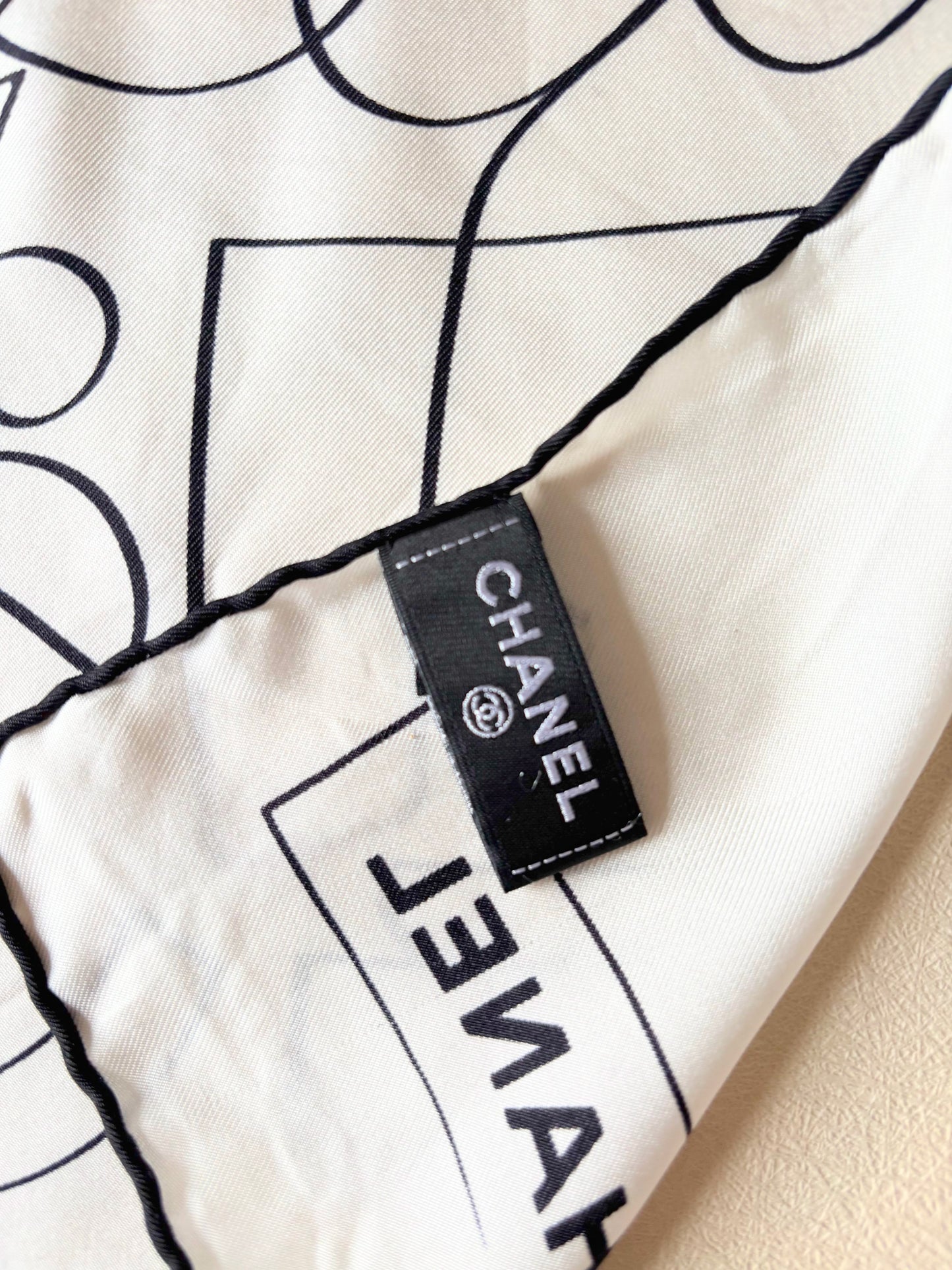 CHANEL Carré en soie