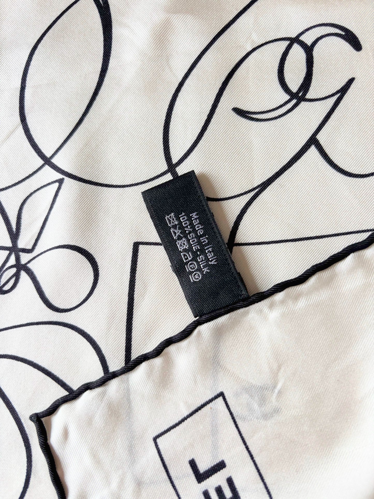 CHANEL Carré en soie