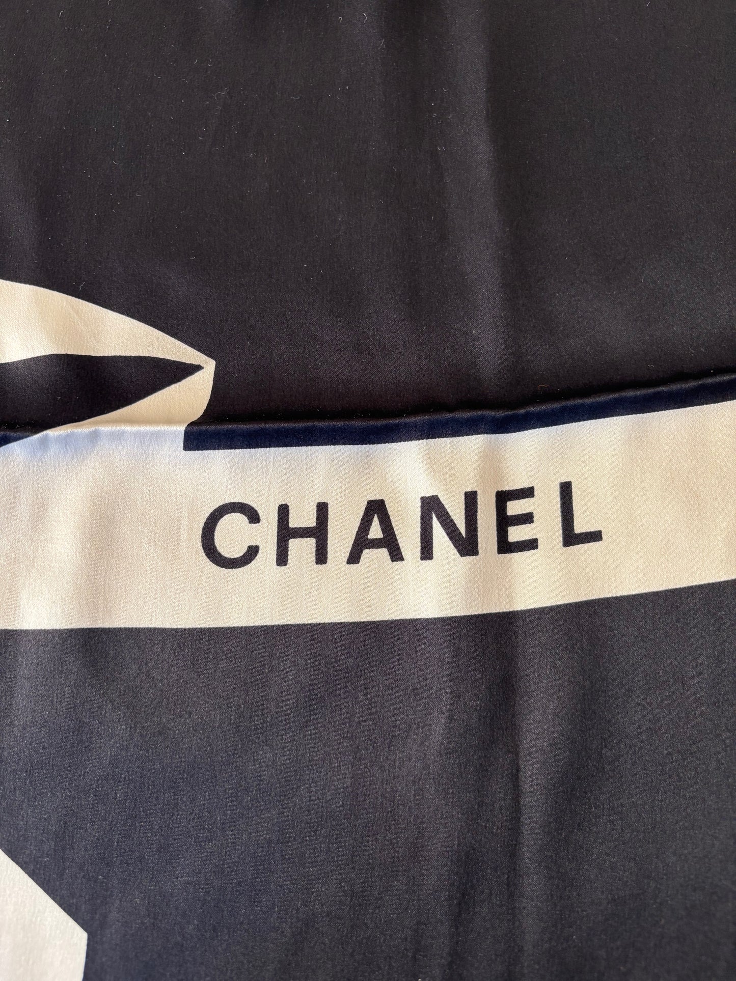 CHANEL Carré en soie