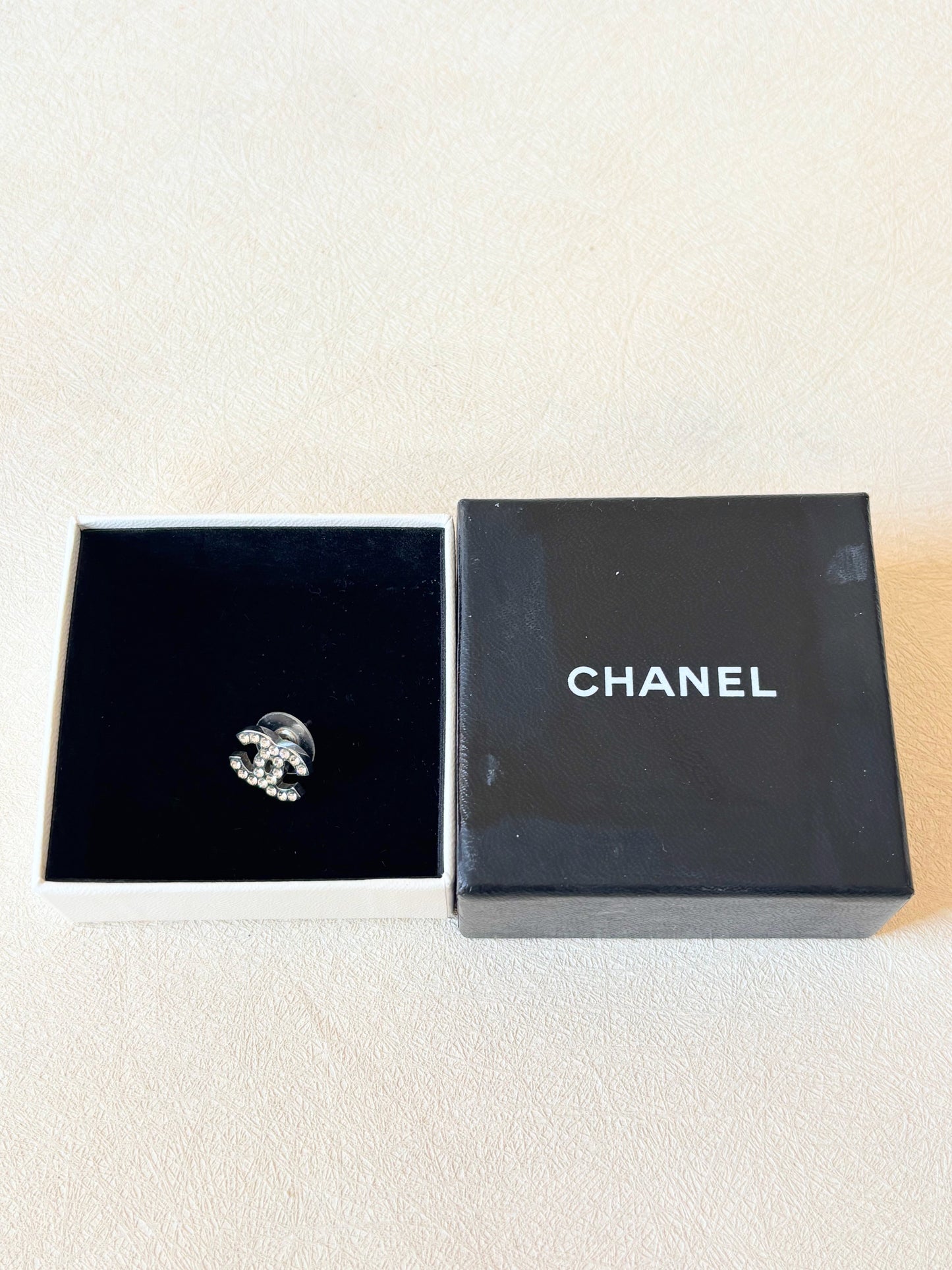 CHANEL Boucle d'oreille solitaire