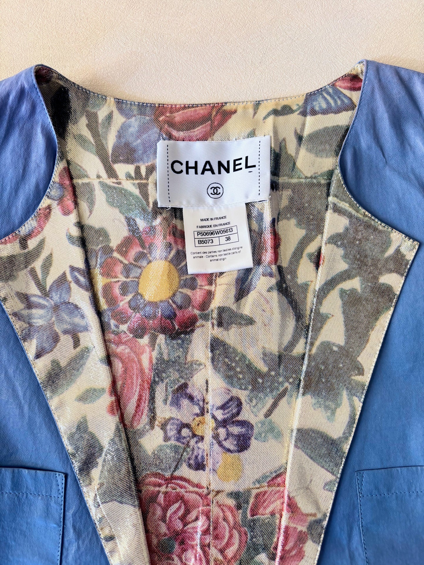 CHANEL Veste cuir et lamé or