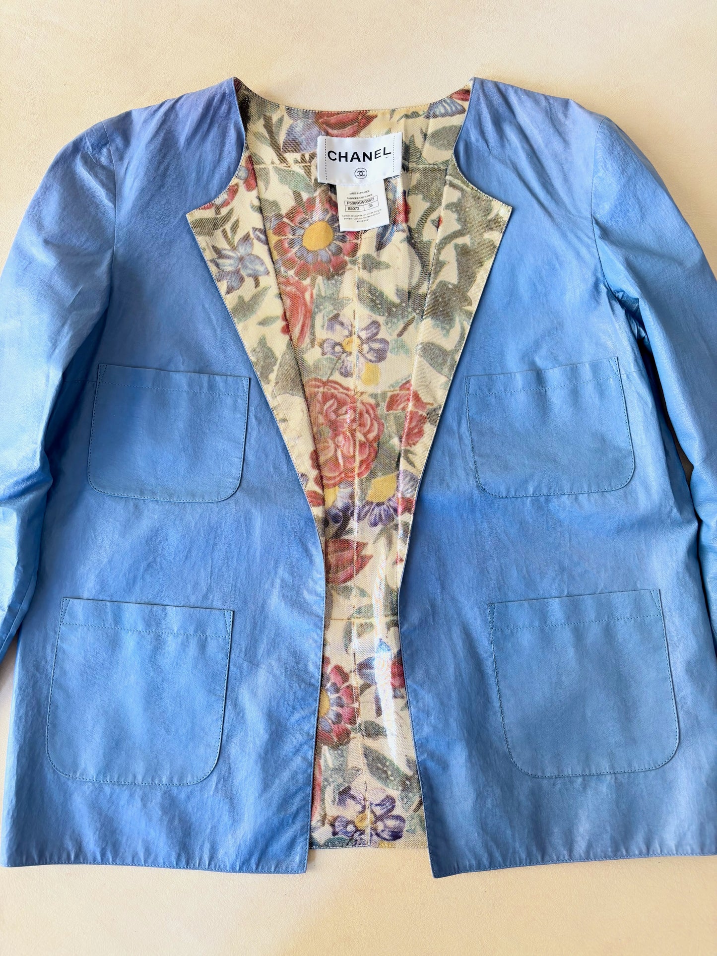CHANEL Veste cuir et lamé or